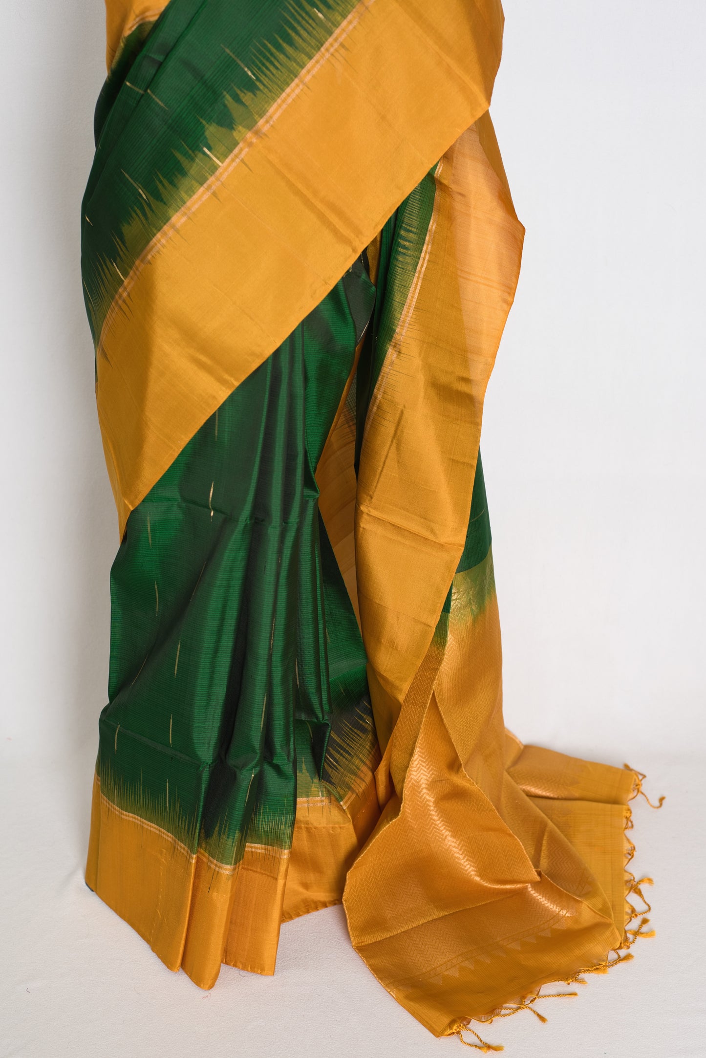 Malathi : Bottle Green and Chrome Yellow Lightweight Kanjivaram Silk Saree image 5