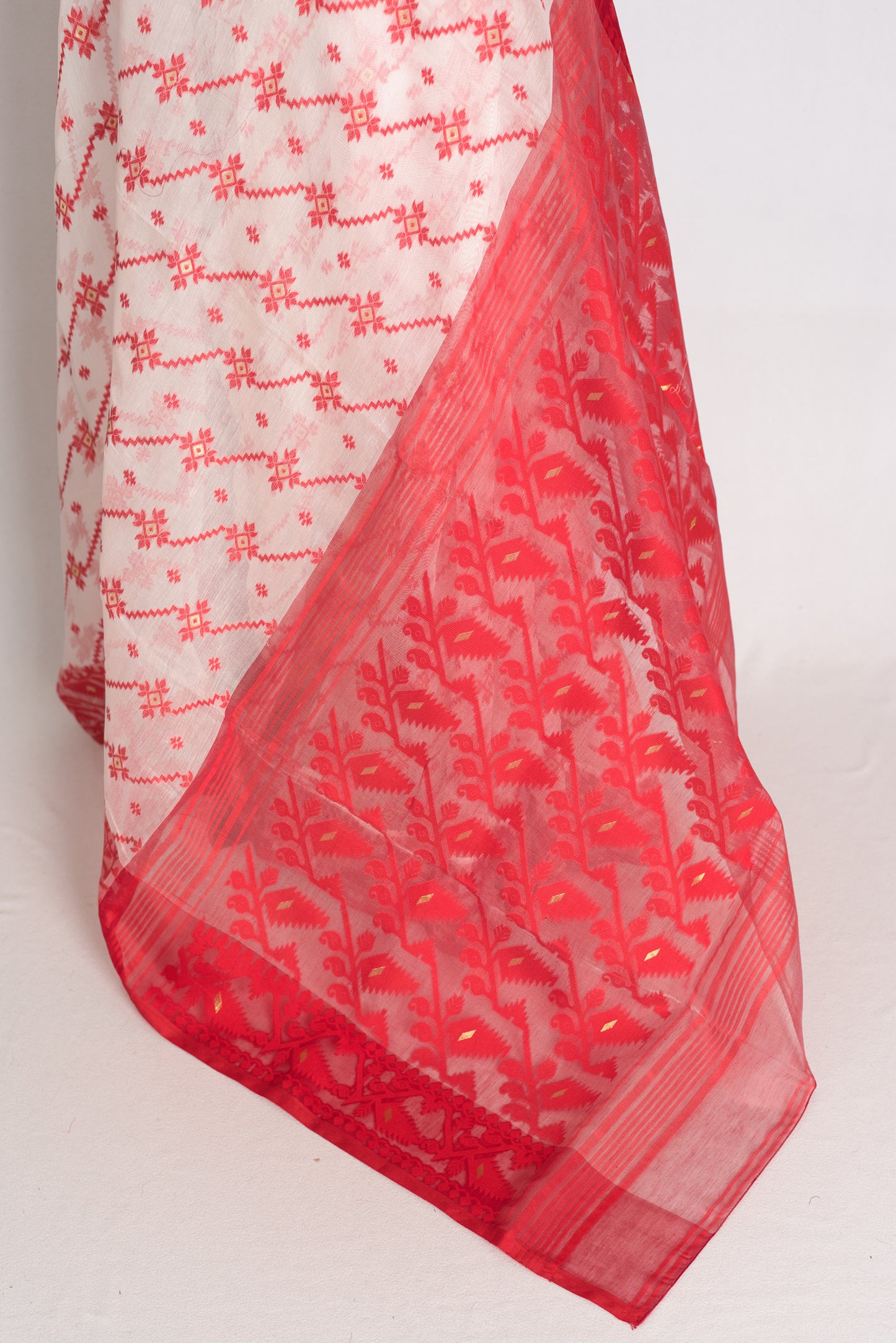 Mitra : Classic White and Red Soft Blended Cotton Bengali Jamdani Saree image 3