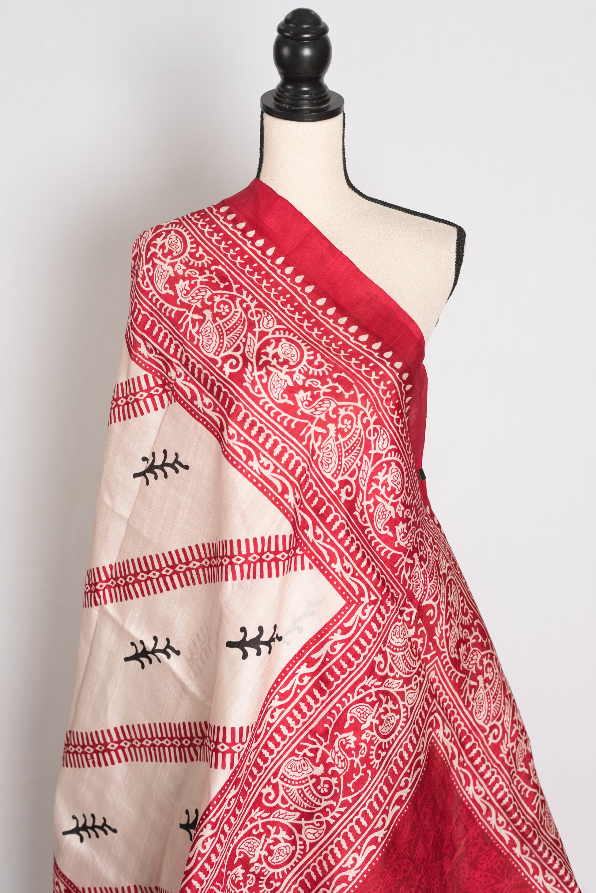 Durga : Traditional Off-White and Red Printed Murshidabad Pure Silk Saree image 4