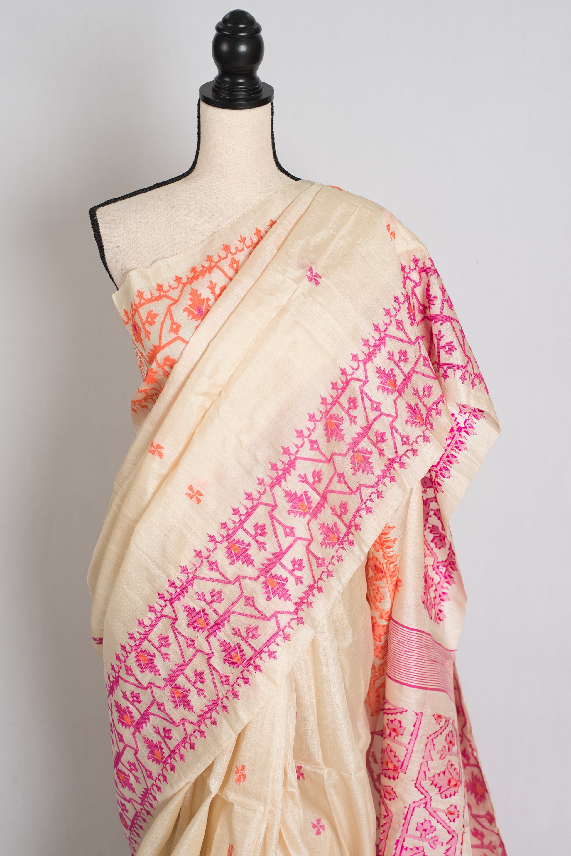 Nandini : Bengal Tussar Jamdani Saree with Ganga Jamuna Border. image 5