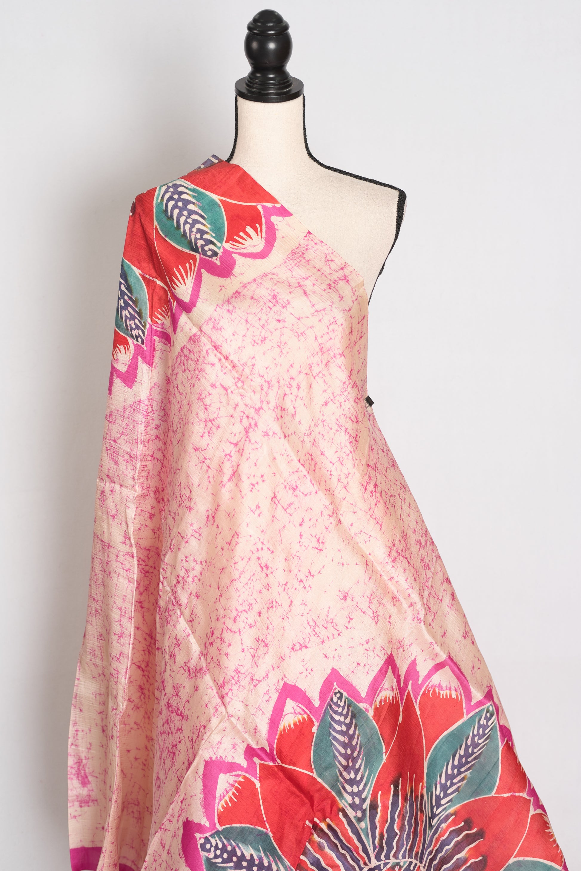 Dhriti : Cream and Pink Contemporary Floral Crack Batik Pure Silk Saree image 3