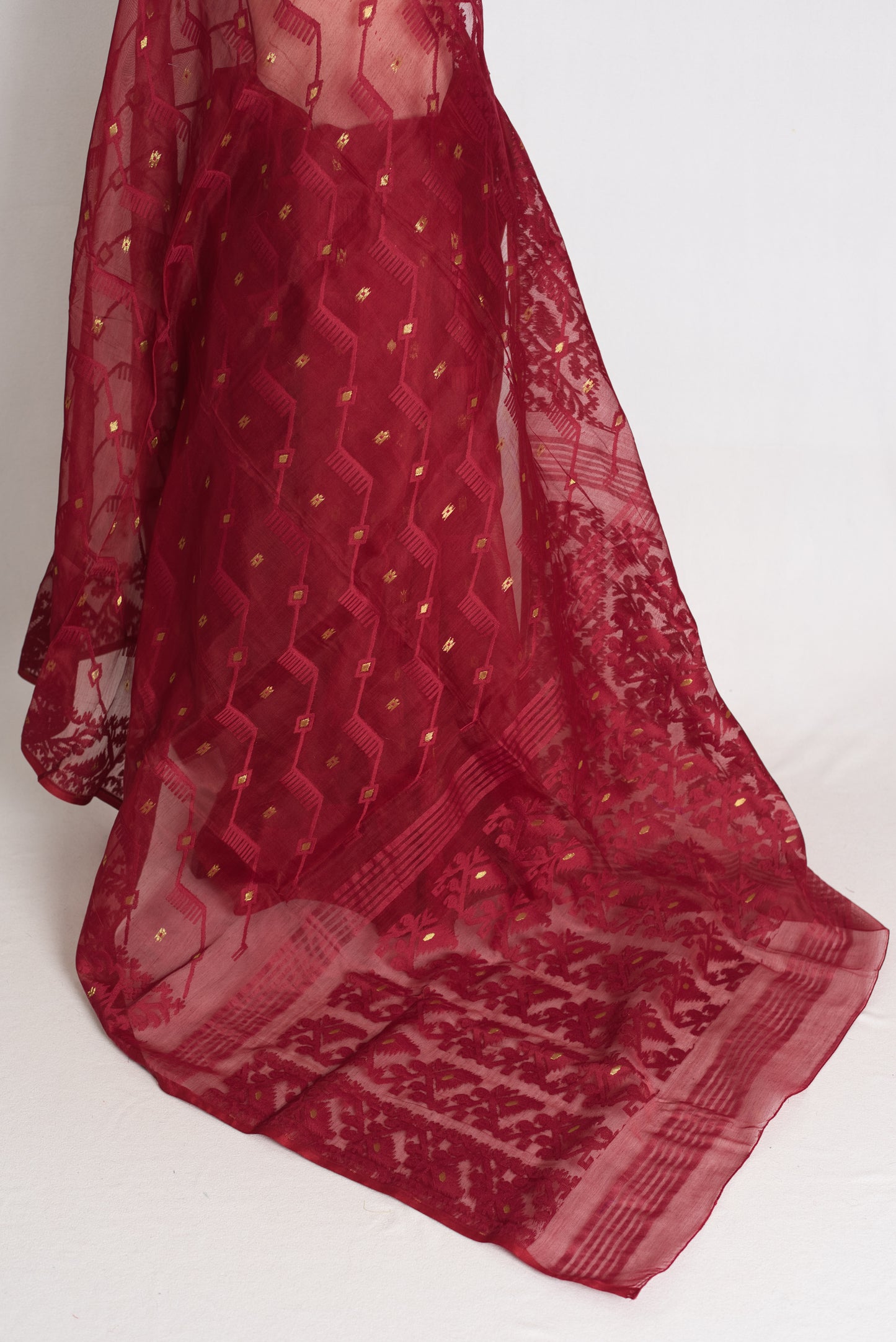 Priya : Deep Maroon and Gold Soft Blended Cotton Bengali Jamdani Saree image 3