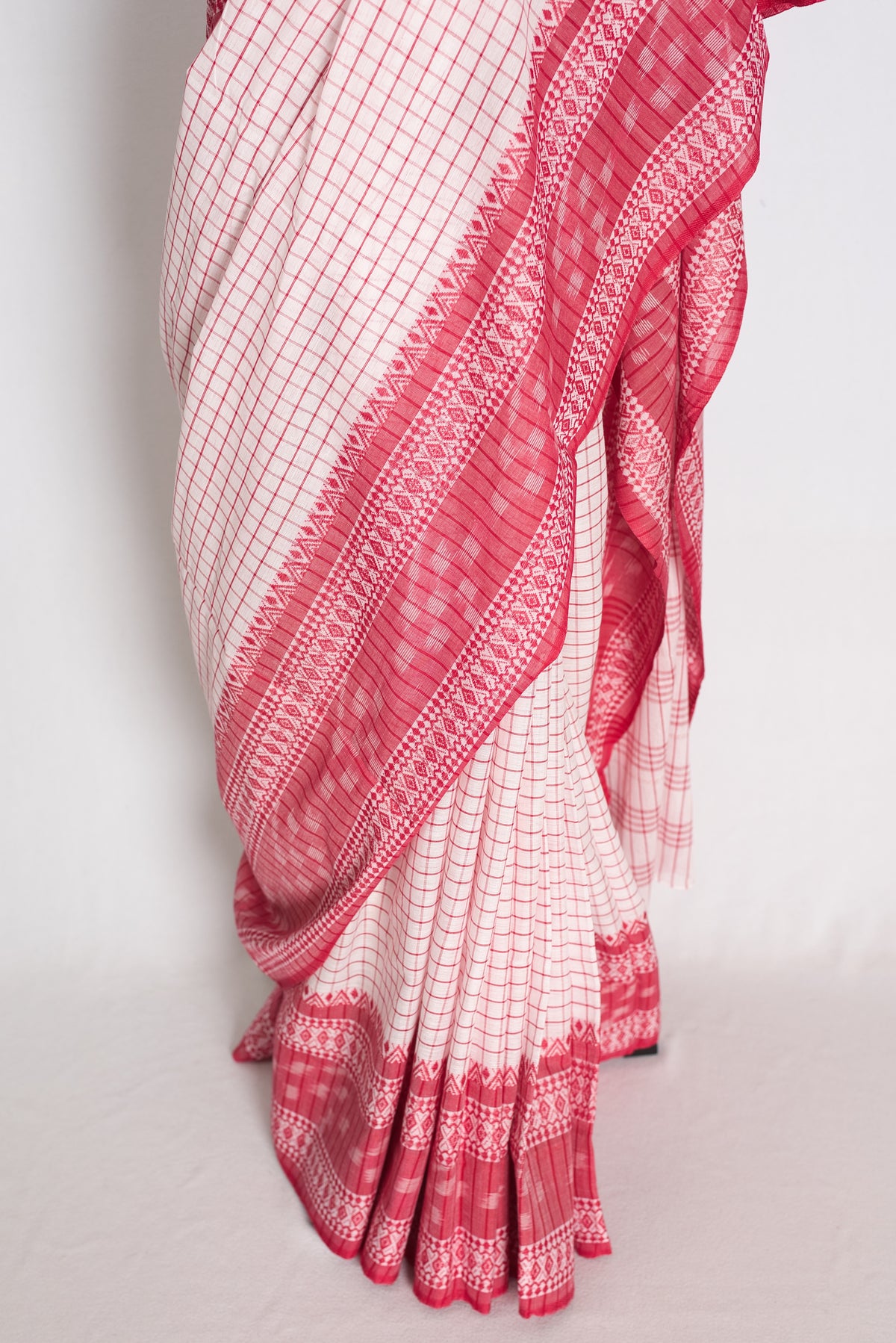Bhumi: White and Red Kotki Border Checks Soft Cotton Dhaniakhali Saree image 5