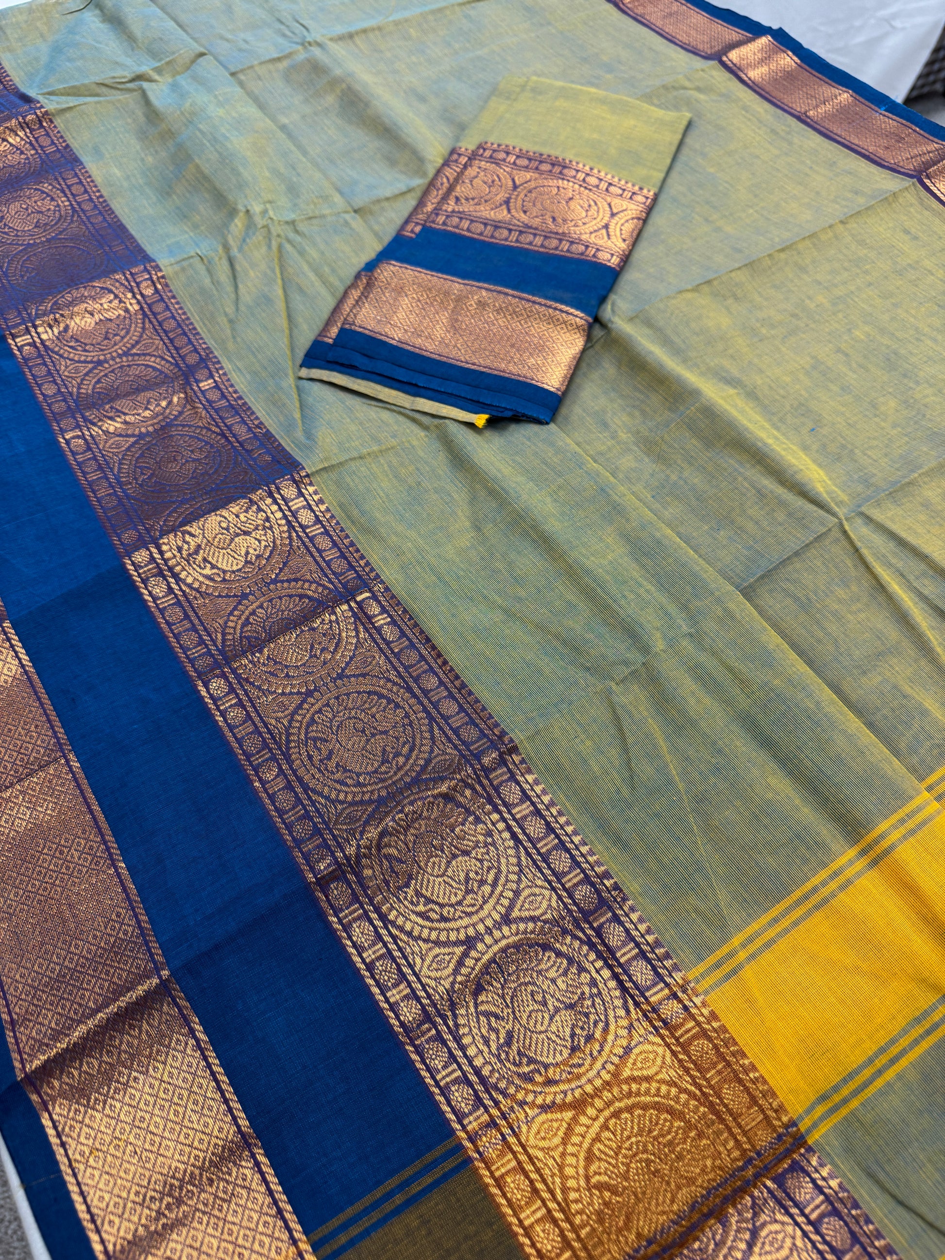 Harini : Grey Kanchi Cotton Saree - Handwoven South Indian Elegance image 1