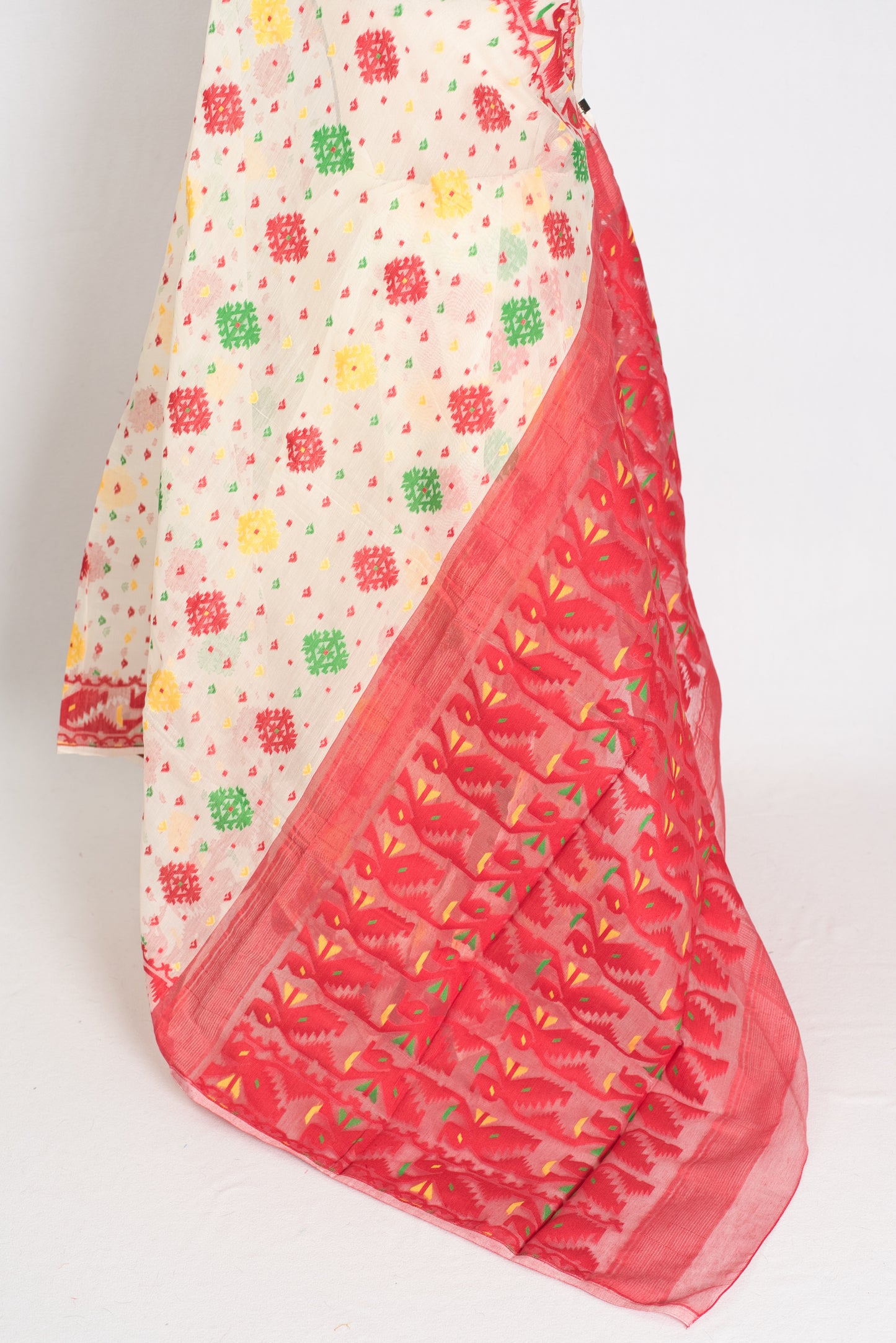 Sneha : Blended Soft Cotton Jamdani Bengali Saree in Cream and Red image 3