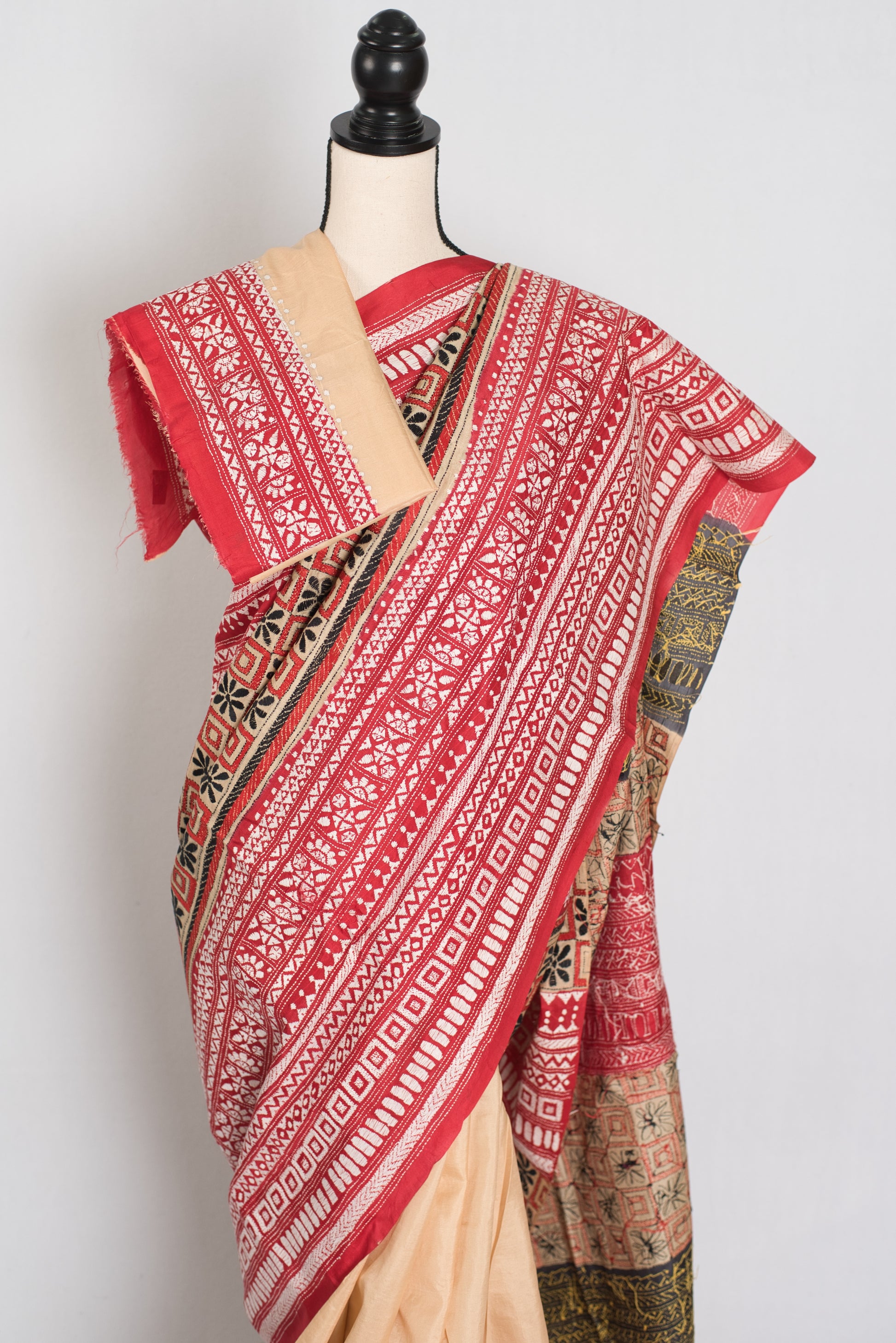 Mrinalini : Silk Mark Certified Hand Embroidery Pure Silk Saree in Beige image 2