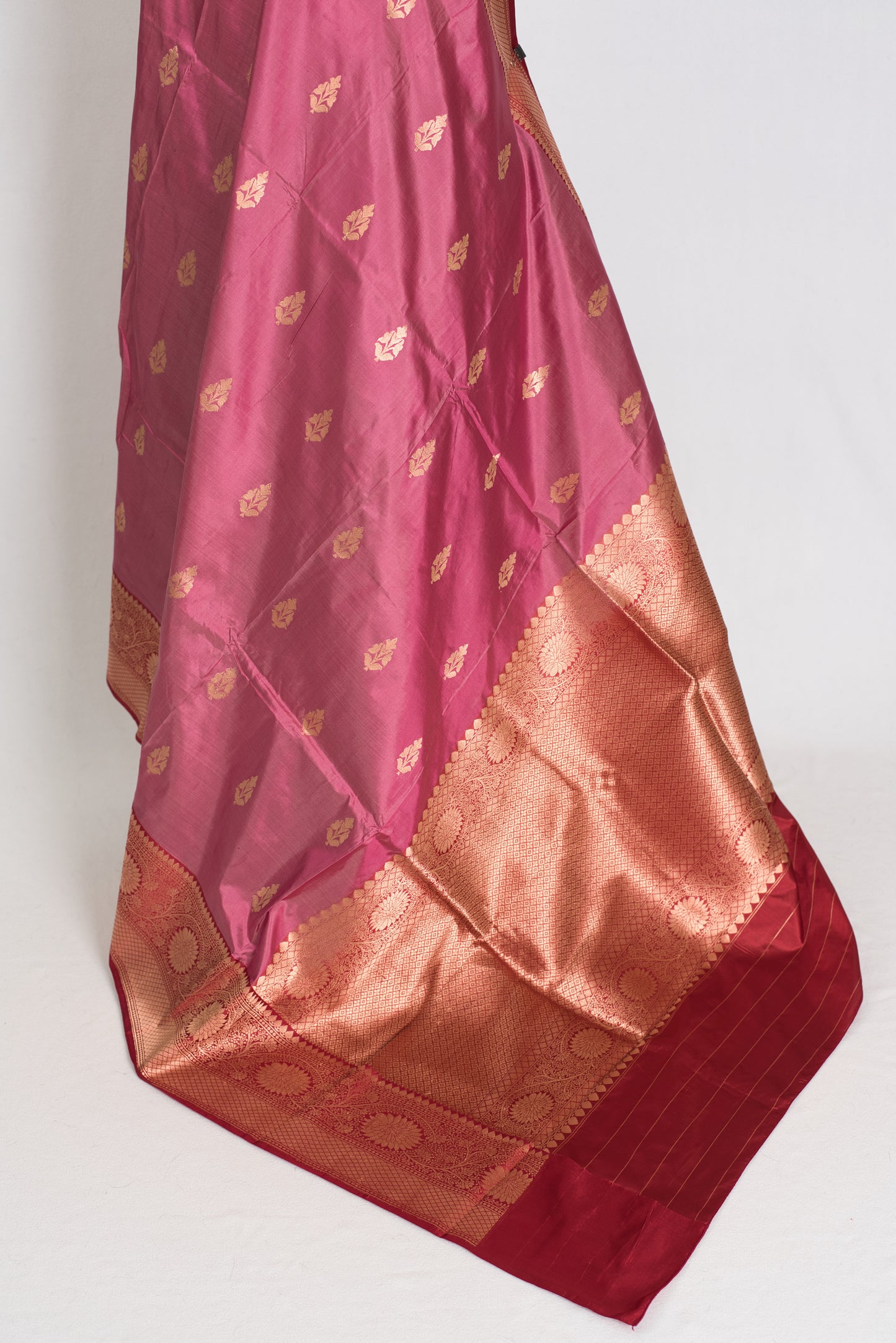 Mrinal : Certified Silk Banarasi Saree in Purplish Pink and Dark Red image 3