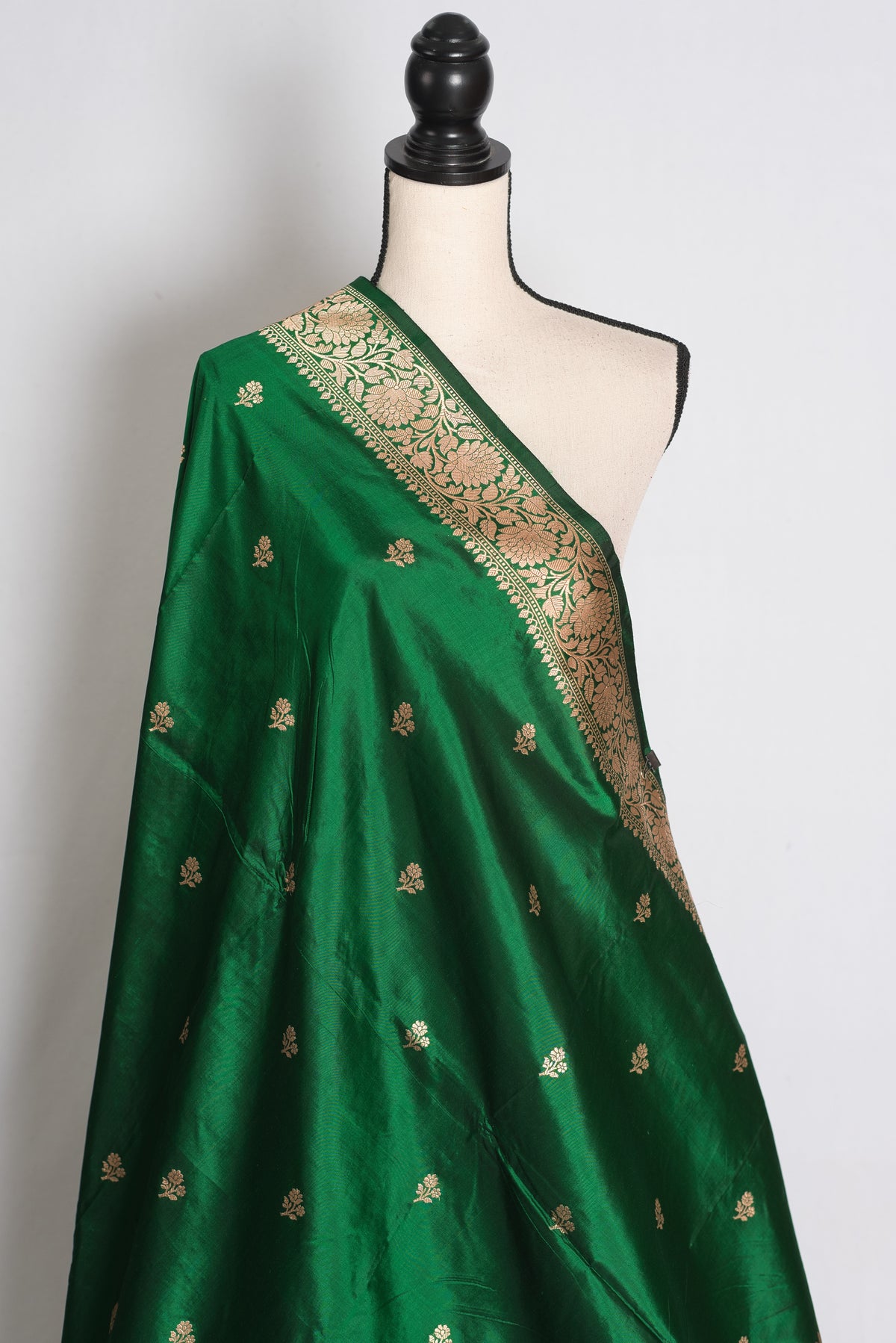 Farheen: Emerald Green and Gold Banarasi Mango Silk Saree with Blouse Piece image 4