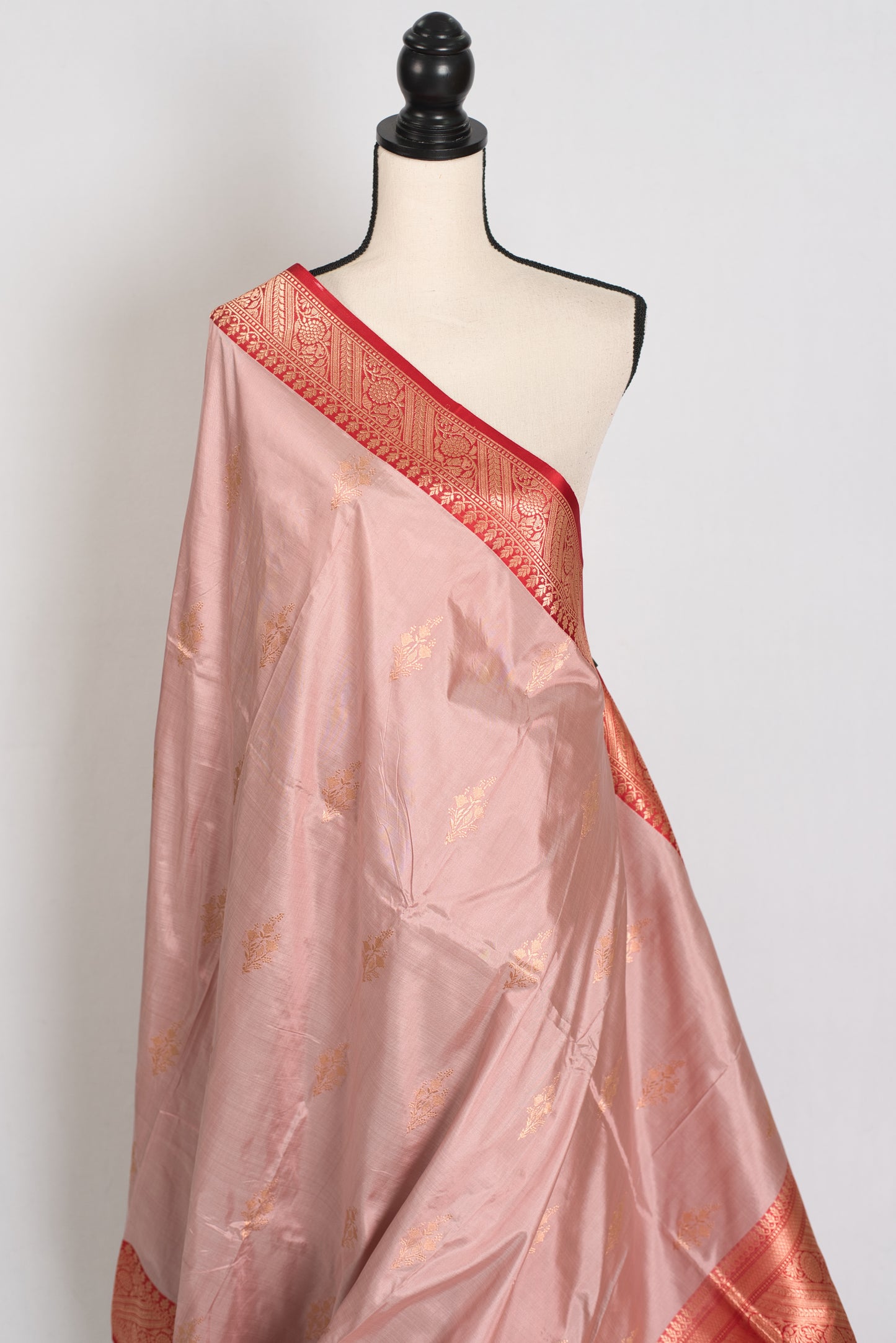 Bidisha : Certified Silk Banarasi Saree in English Mauve and Bright Red image 4