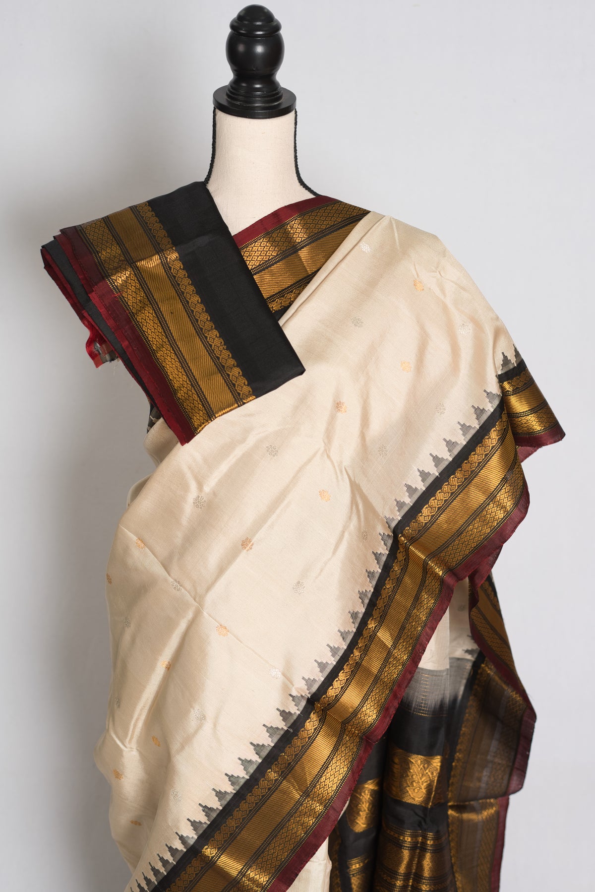 Rohini : Cream and Black Handwoven Pure Gadwal Silk Saree with Kanjivaram Style image 2