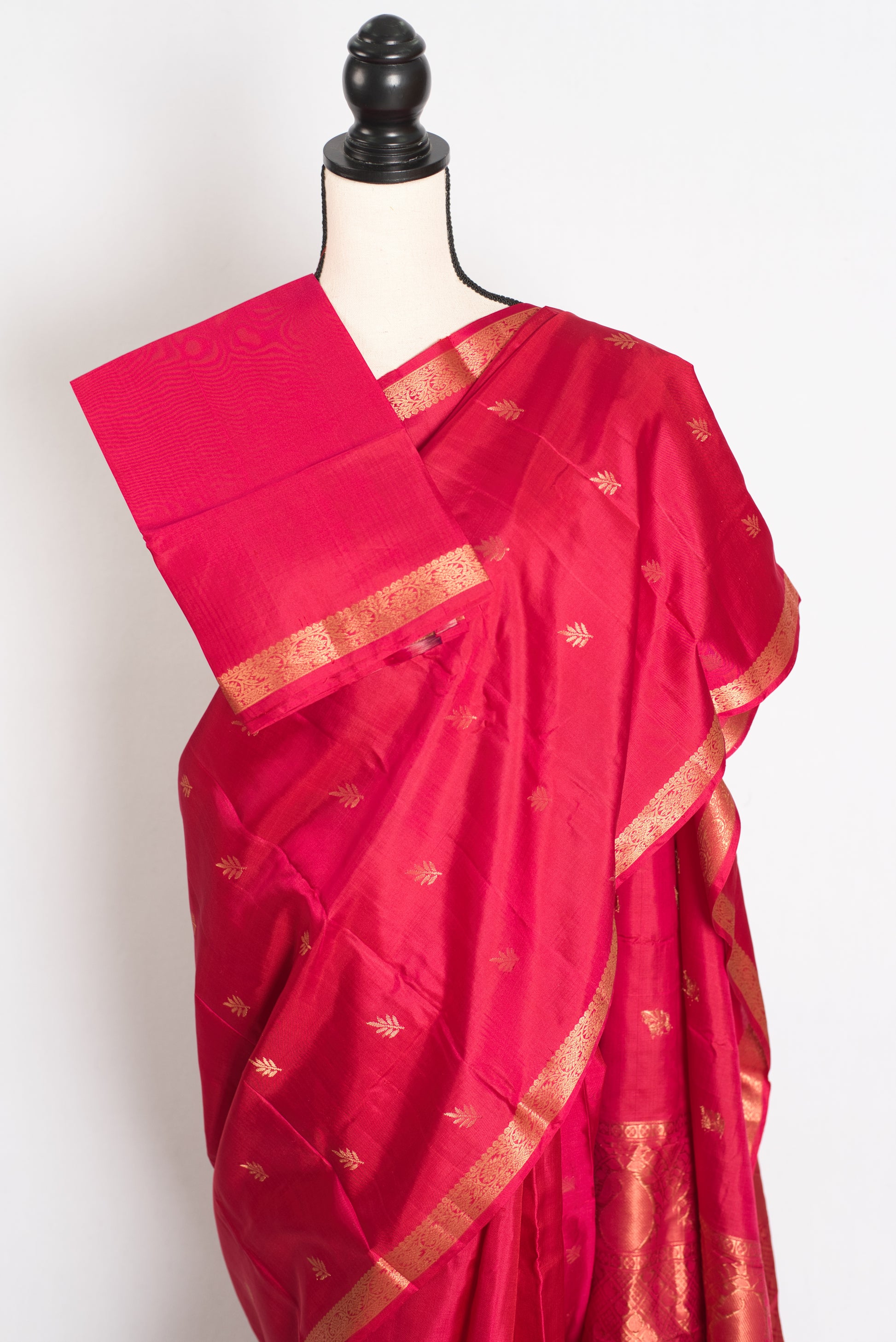 Nita: Rose Pink Kanjivaram Silk Saree |Traditional Small Gold Border image 2