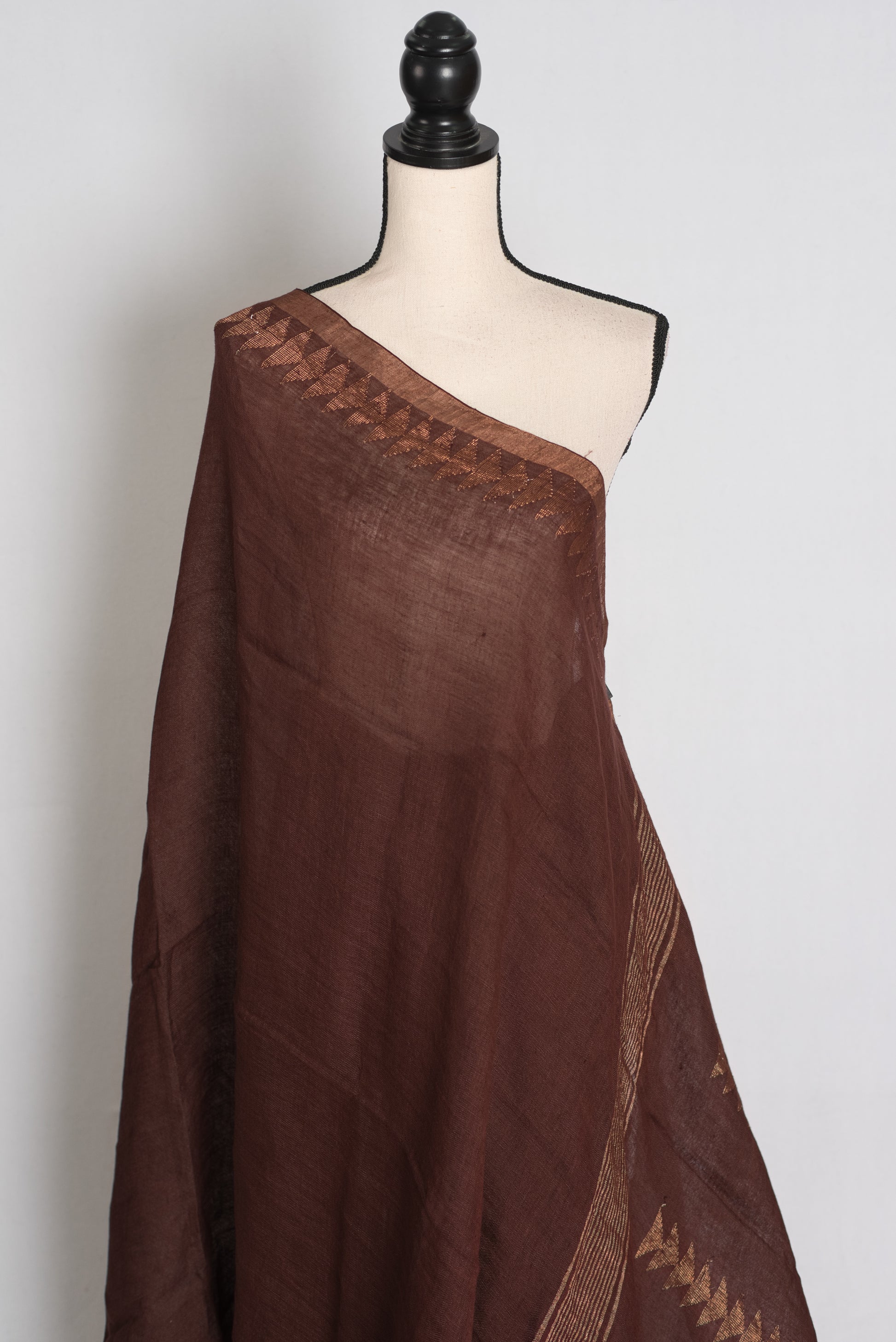 Keya : Dark Brown and Antique Gold Handwoven Linen by Linen Jamdani Saree image 4