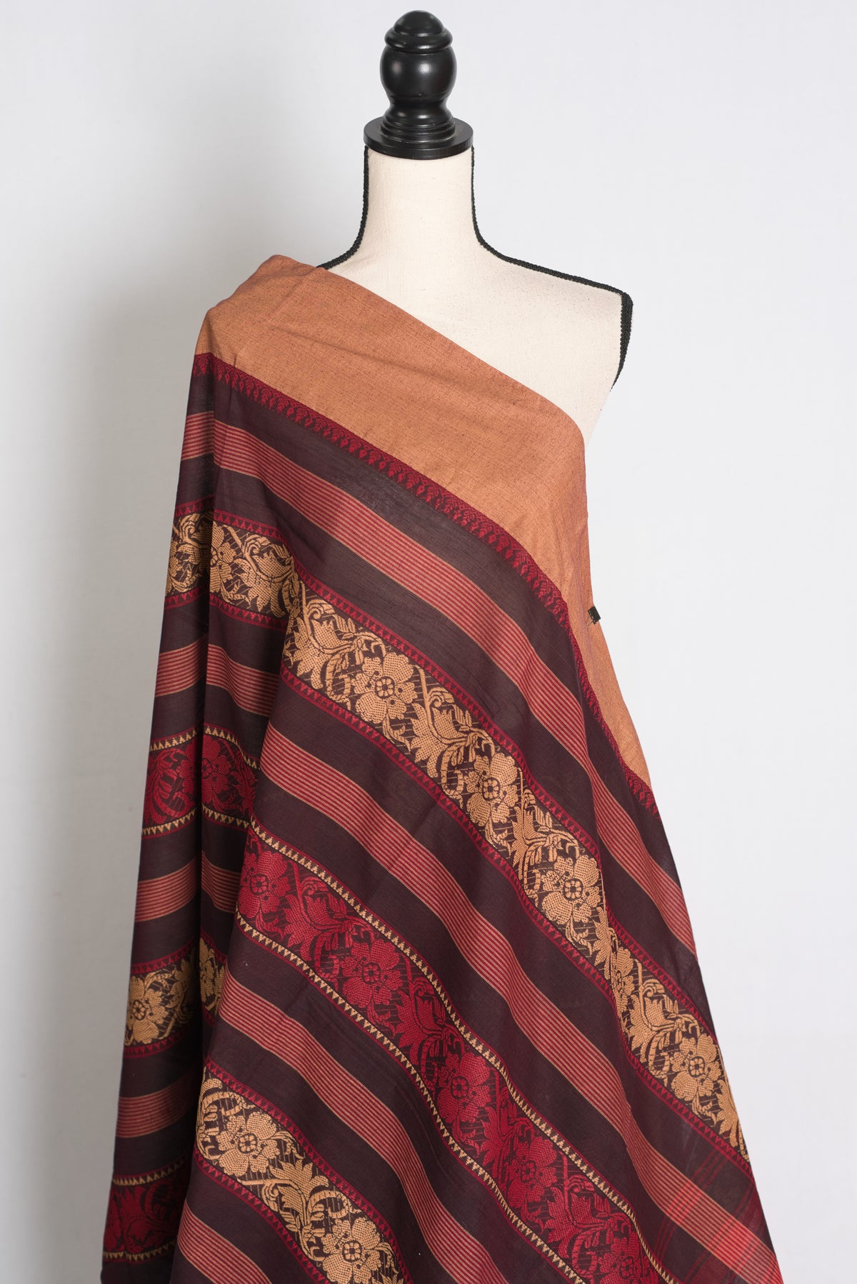Maroon Dhaniakhali saree — detail view