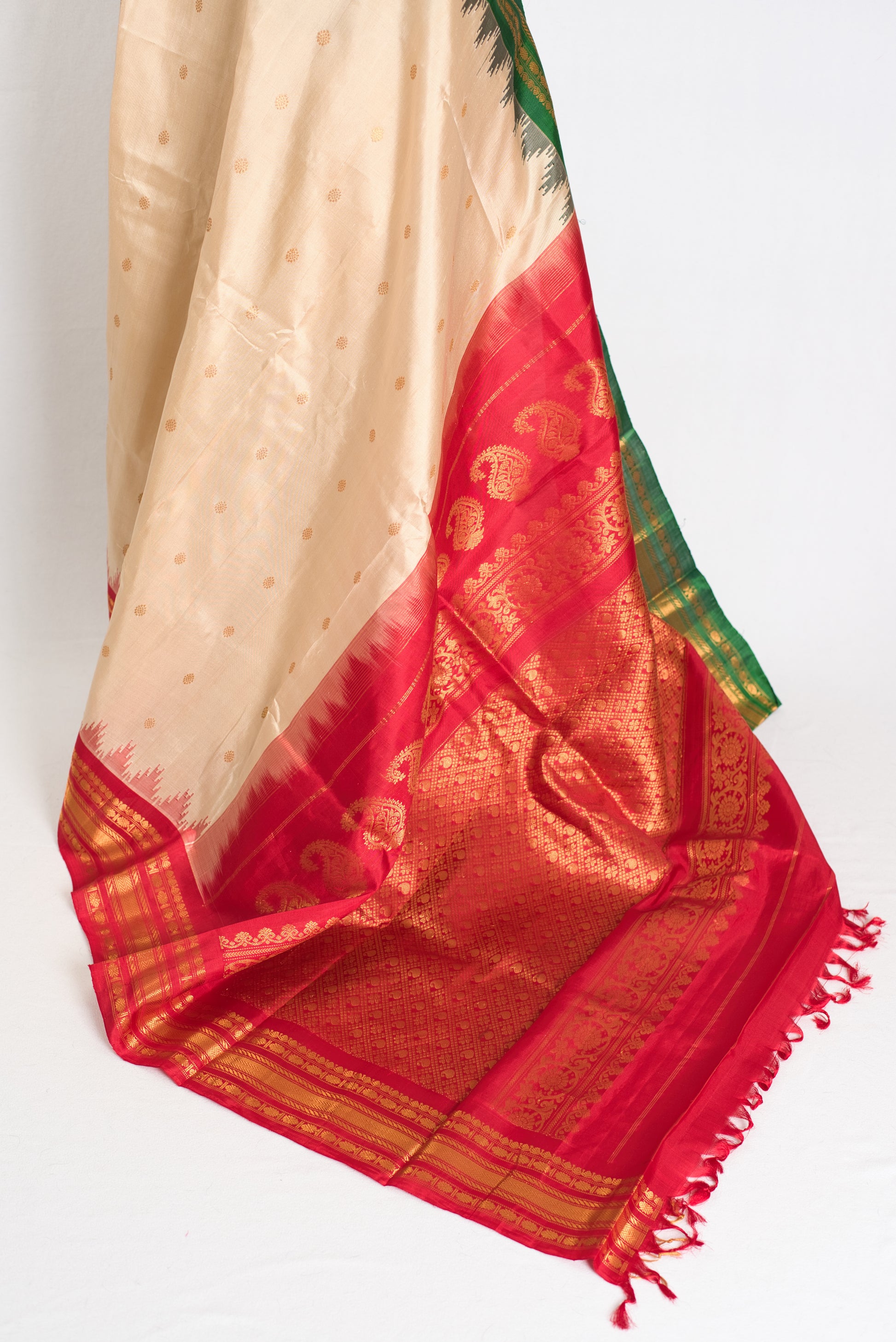 Kavya : Ganga Jamuna Border Gadwal Silk Saree in Beige with Red and Green image 3