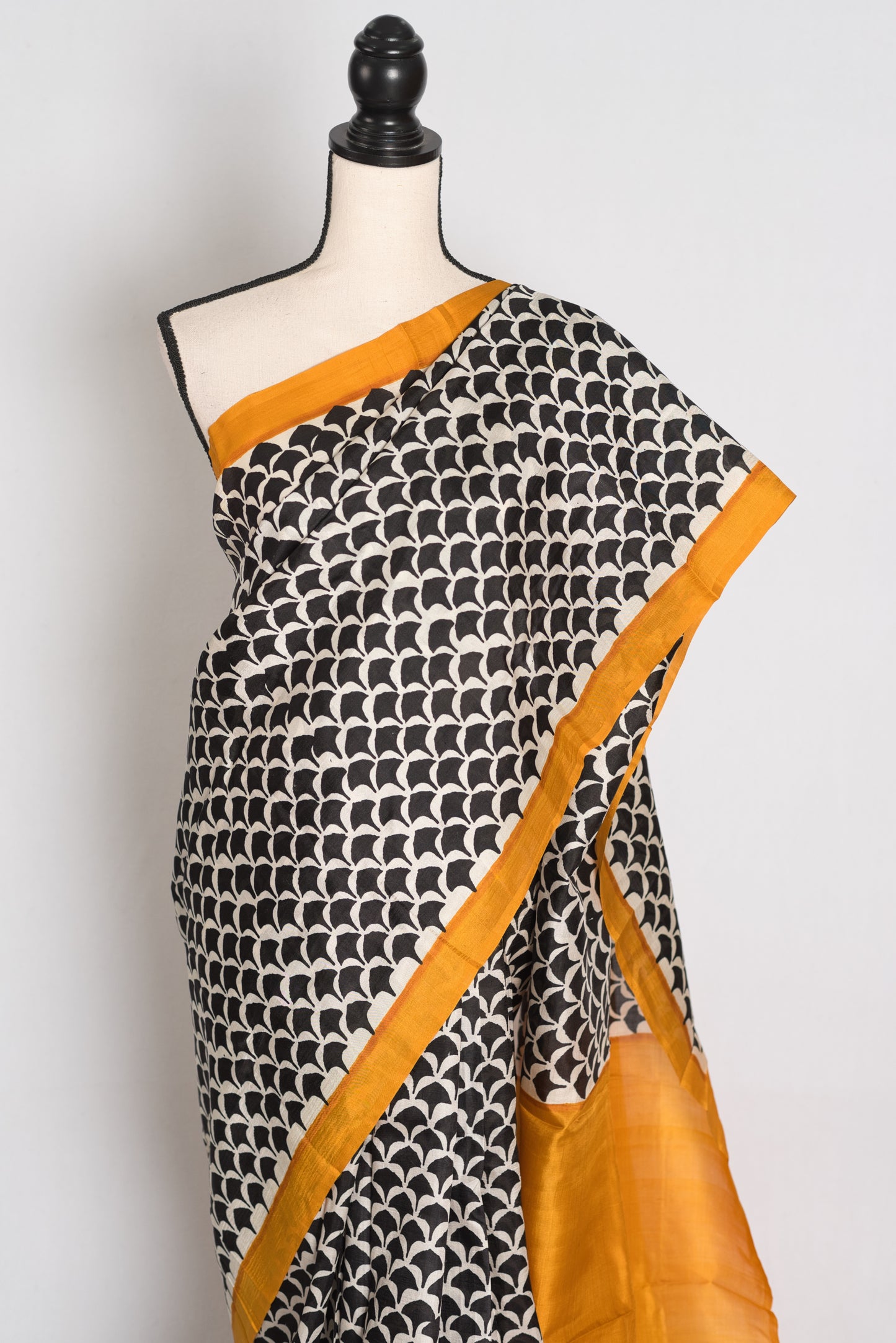 Sandhya : Black and Off-White Geometric Printed Murshidabad Pure Silk Saree image 5
