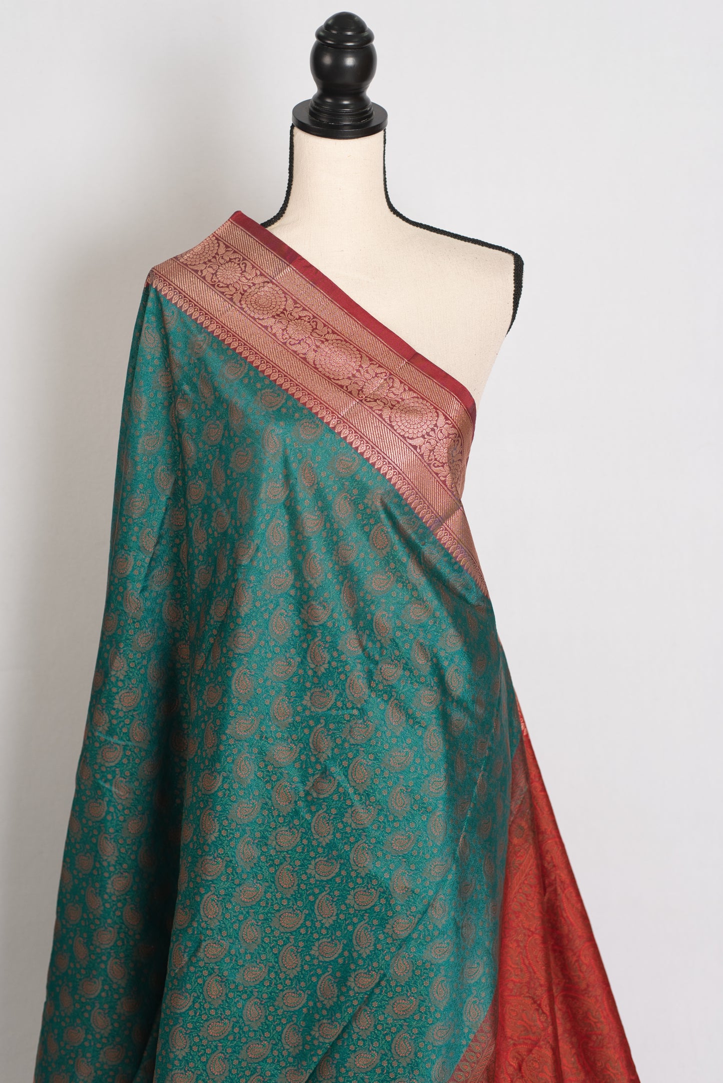 Barnali : Budget Friendly Green and Red Jamawar Banarasi Saree in Blended Silk image 3