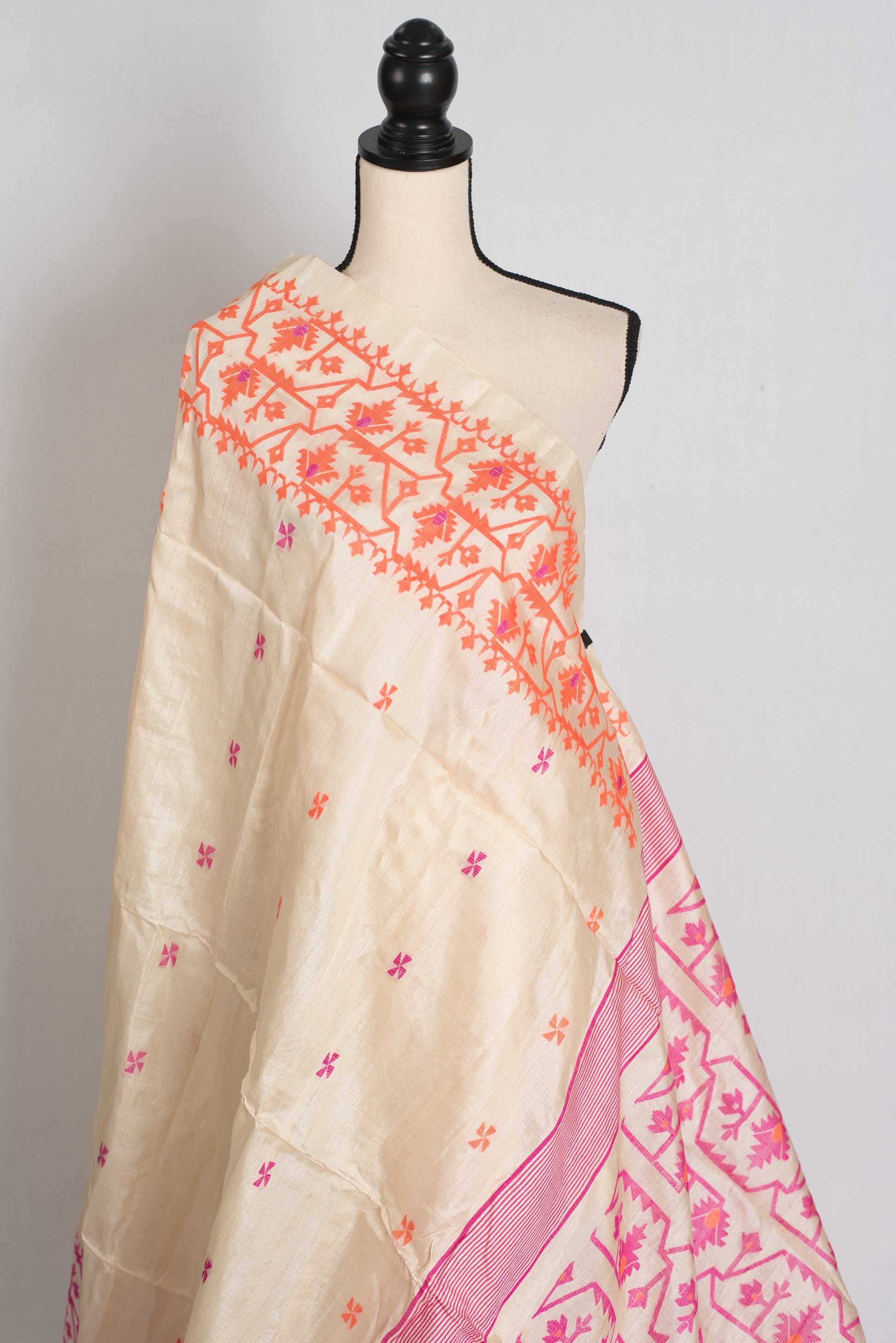 Nandini : Bengal Tussar Jamdani Saree with Ganga Jamuna Border. image 4