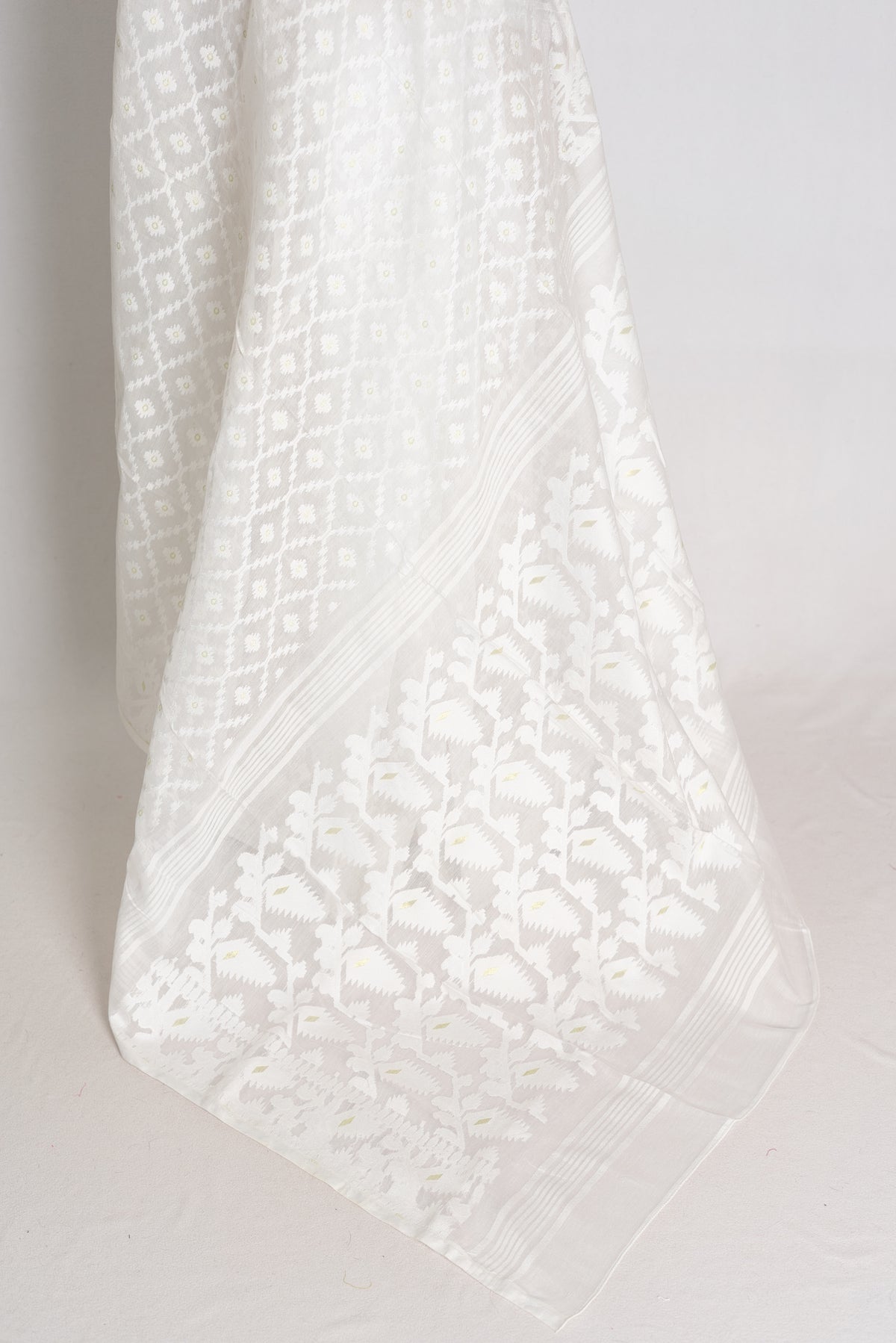 Shweta : Pure White and White Soft Blended Cotton Bengali Jamdani Saree image 3