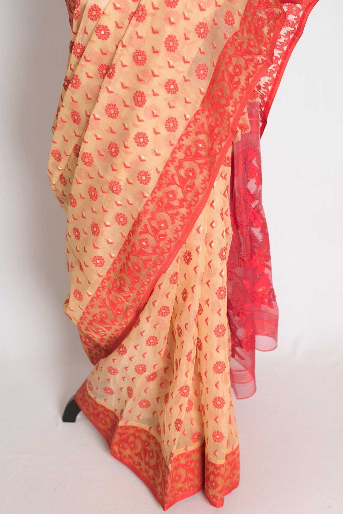 Tithi : Beige and Red Soft Cotton Blend Bengal Jamdani Saree image 5
