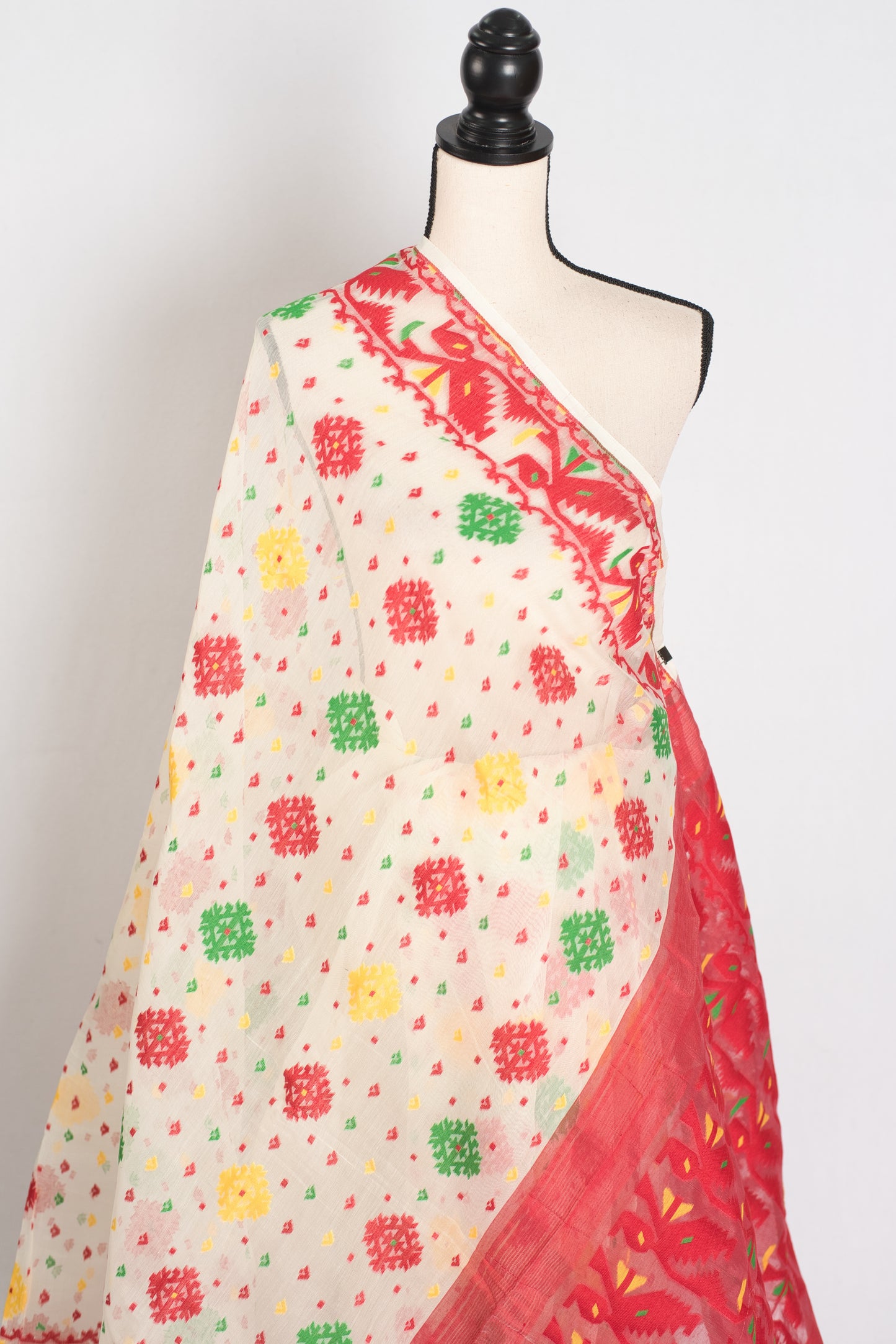 Sneha : Blended Soft Cotton Jamdani Bengali Saree in Cream and Red image 4