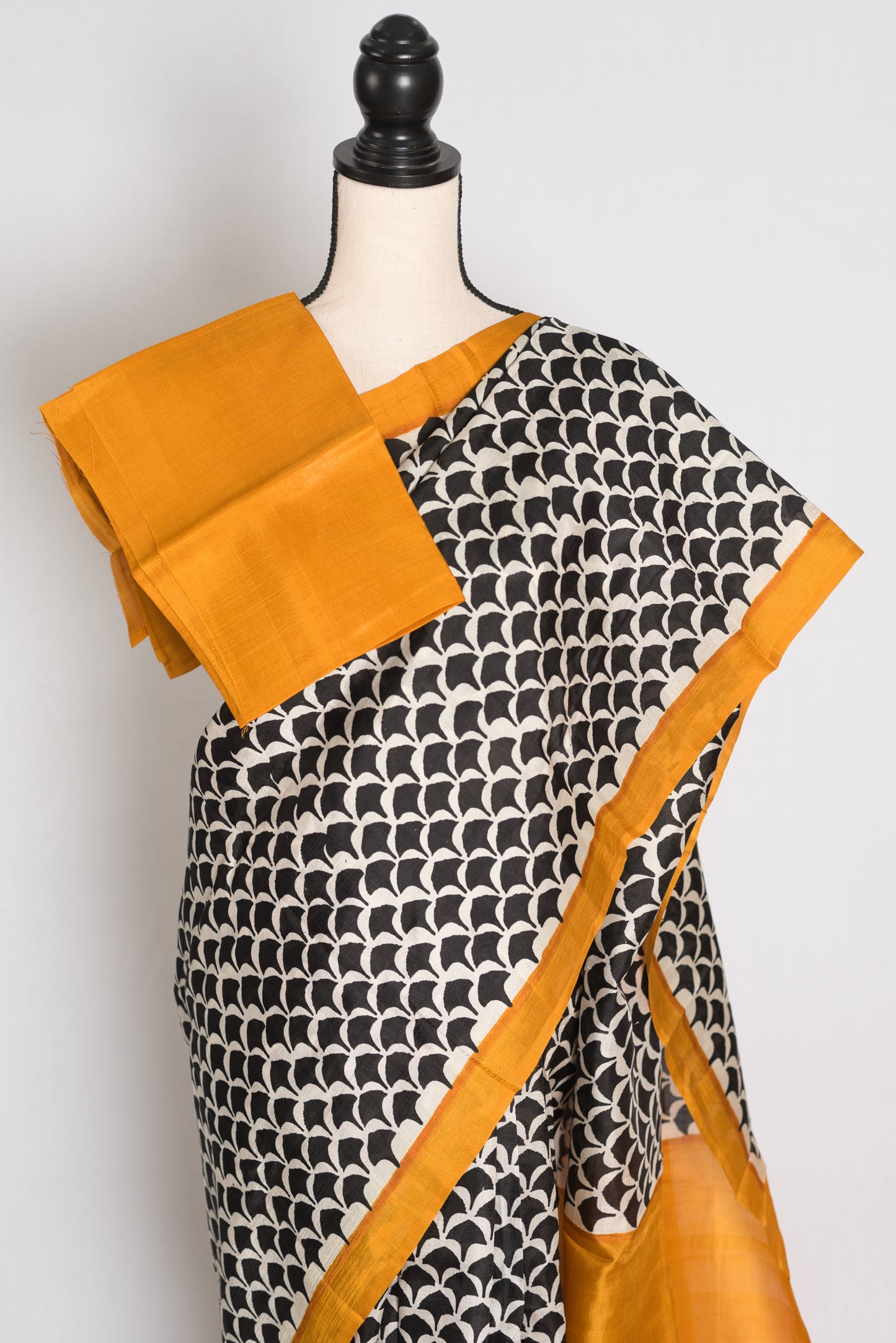Sandhya : Black and Off-White Geometric Printed Murshidabad Pure Silk Saree image 2