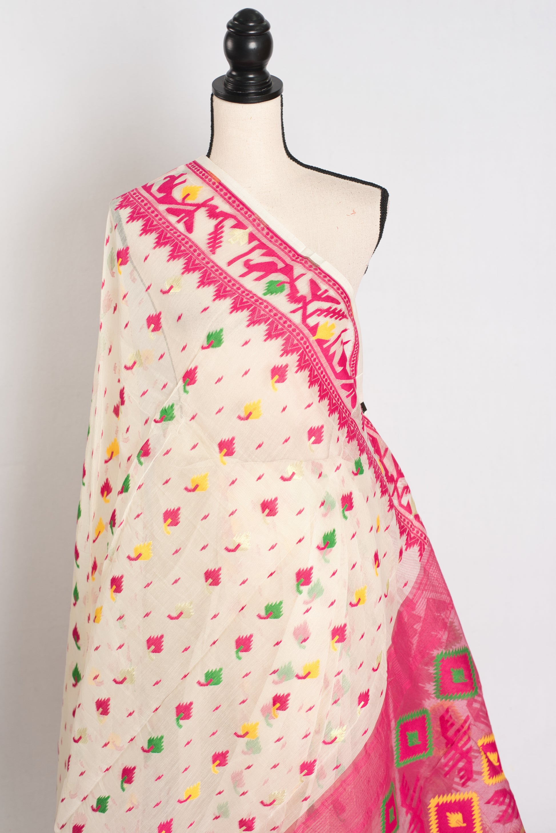 Mehuli | Cream and Pink Soft Cotton Traditional Bengali Jamdani Saree image 5