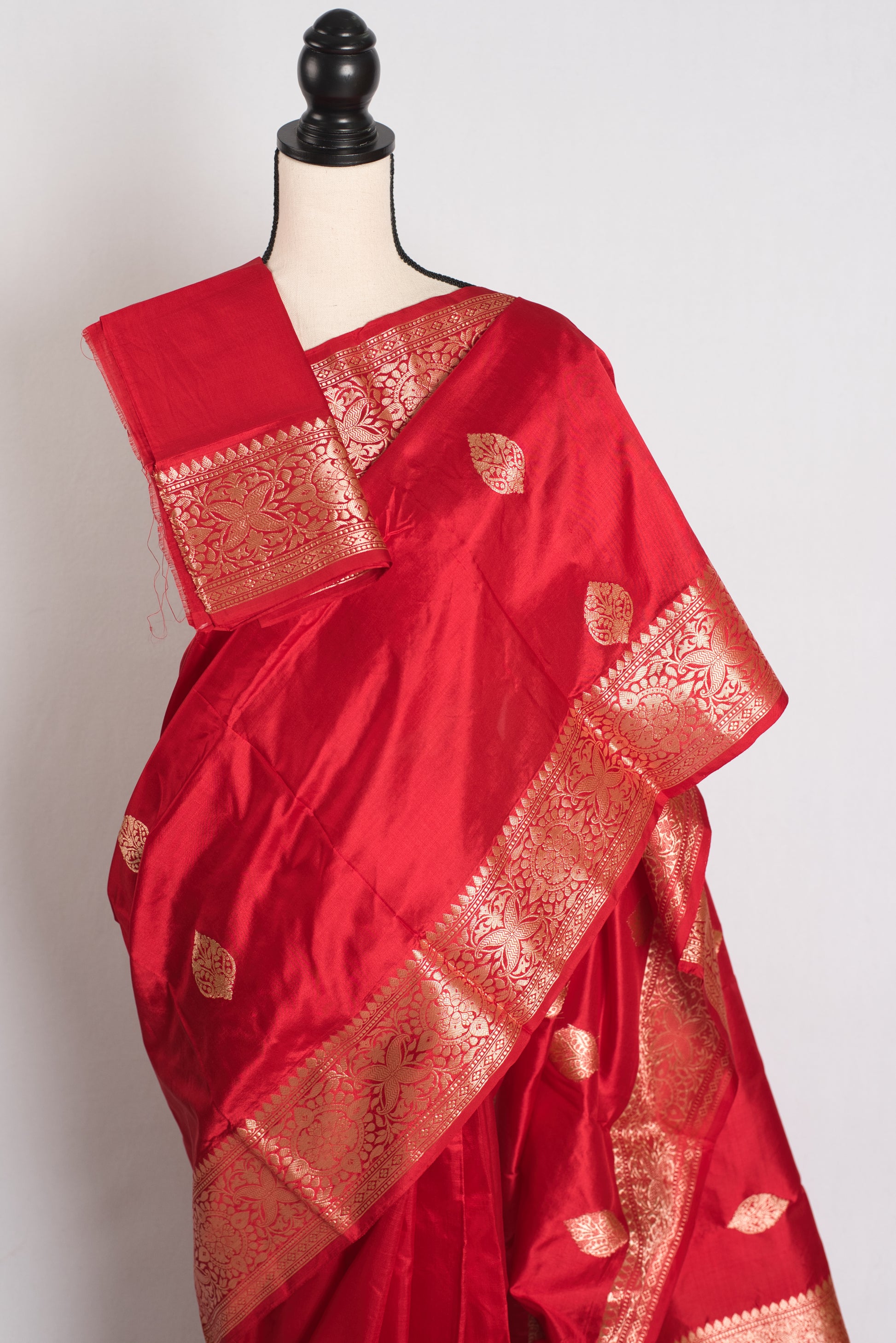 Vermillion : Red Bridal Banarasi Silk Saree image 2