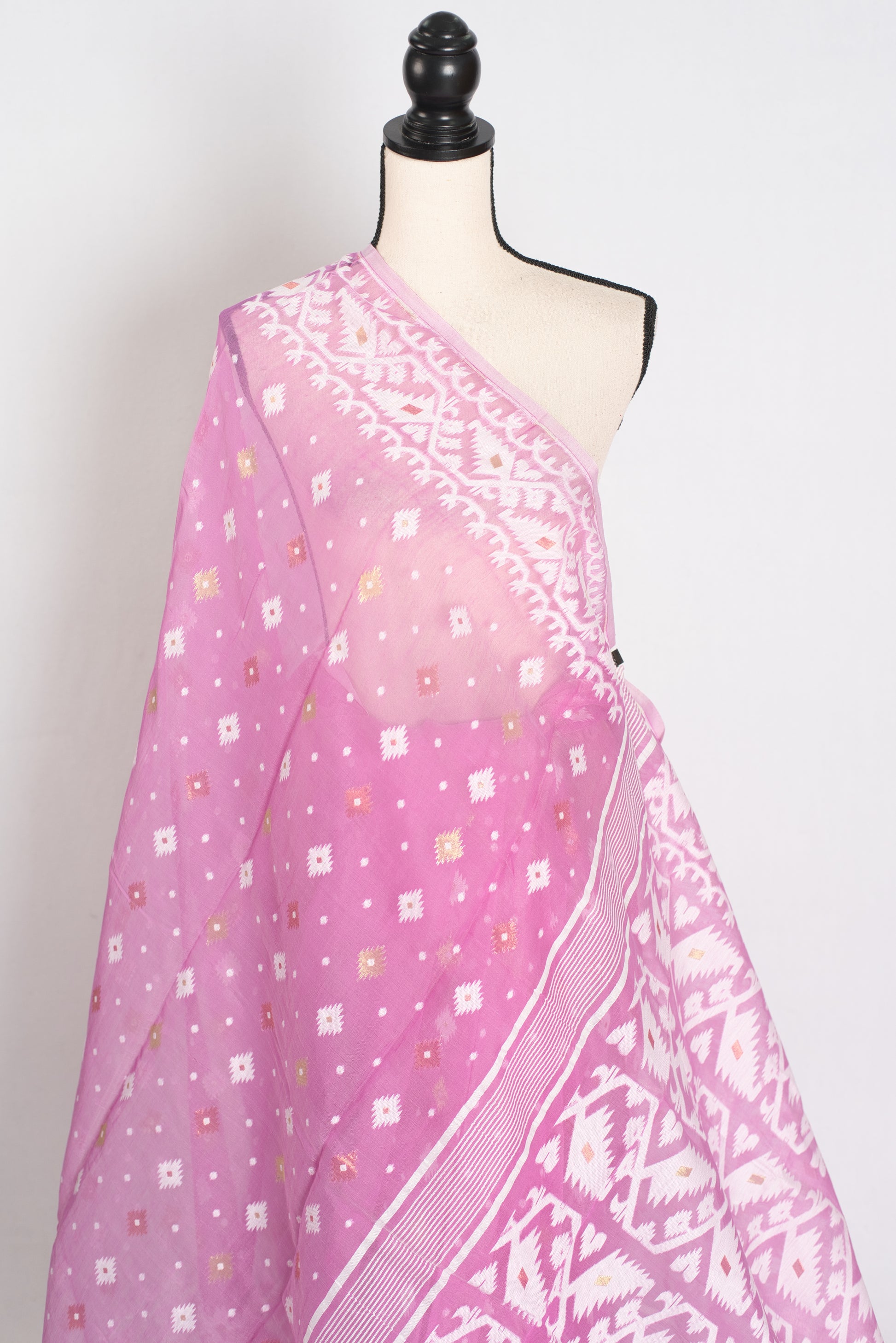 Pritha : Blended Soft Cotton Jamdani Bengali Saree in Pink and White image 4