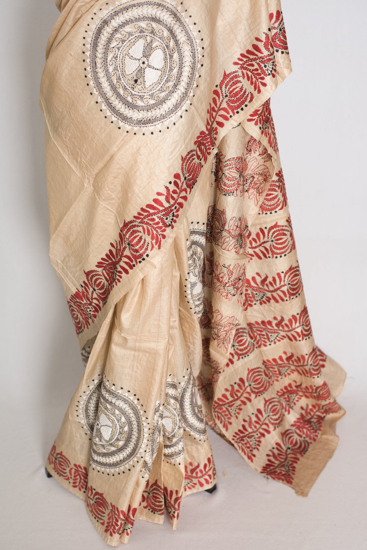 Mati : Pure Gachi Tussar Hand Embroidered Kantha Stitch Saree in Beige image 5