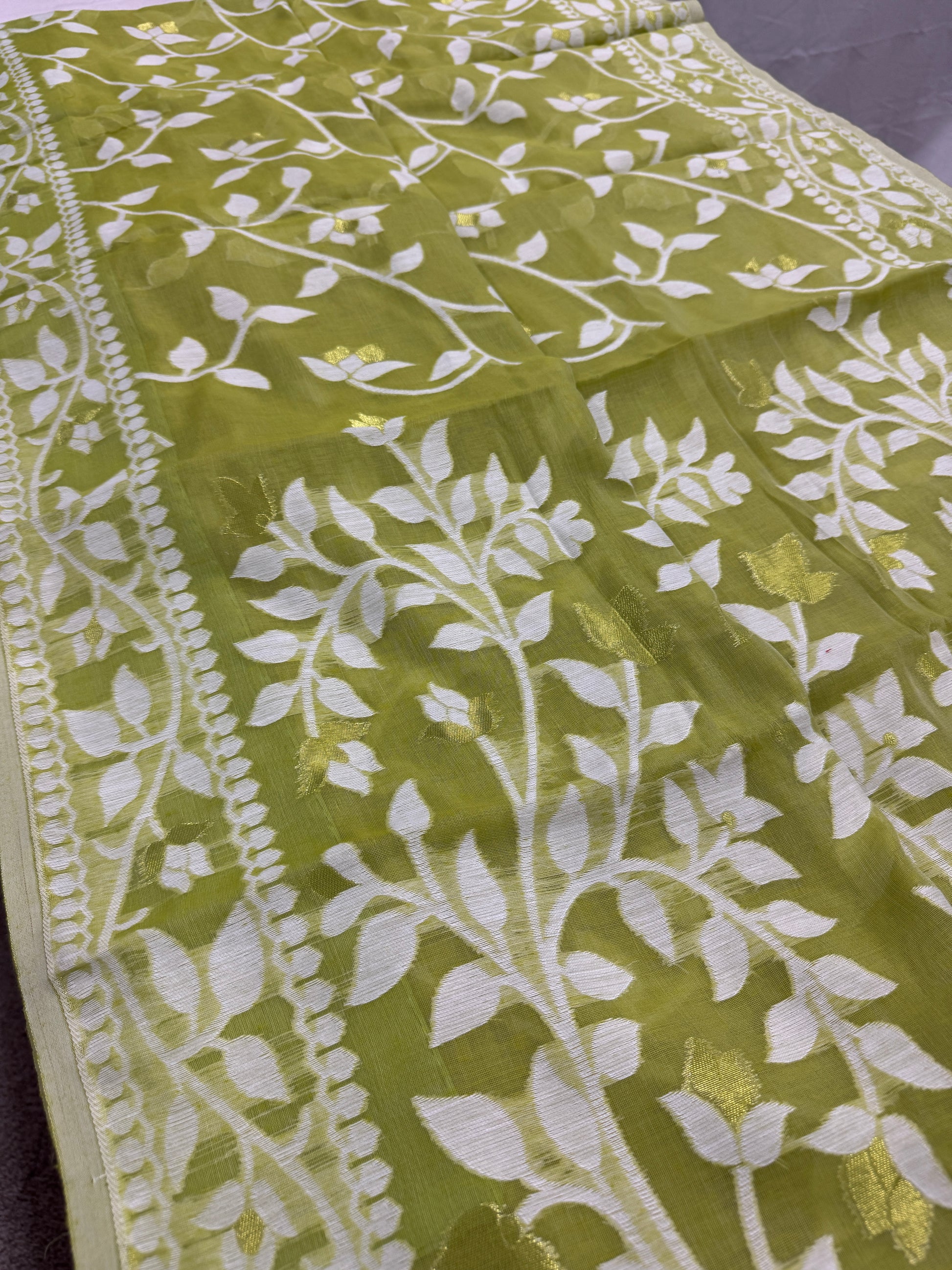 Leela : Lime Green and White Blended Soft Cotton Jamdani Saree image 4