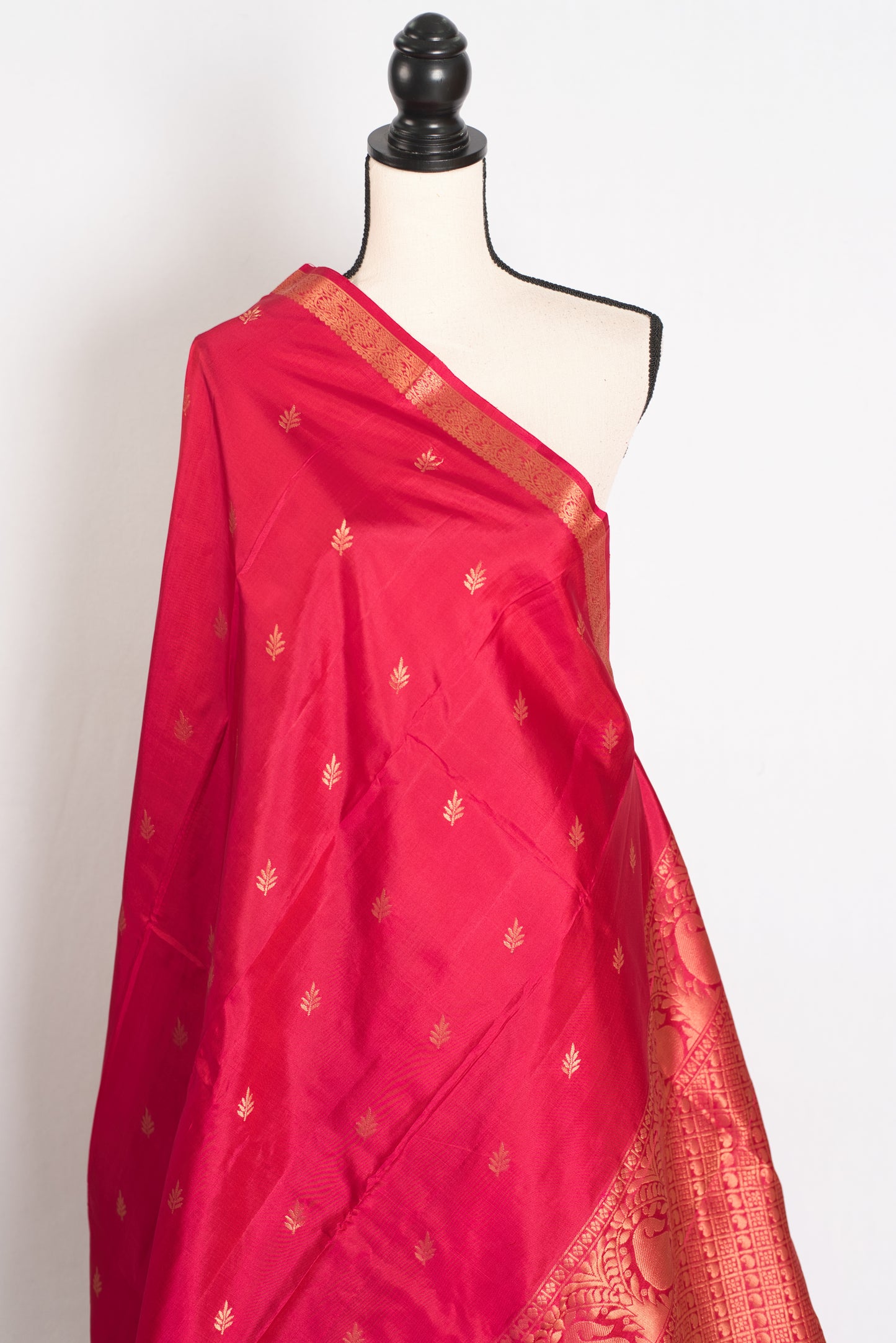 Nita: Rose Pink Kanjivaram Silk Saree |Traditional Small Gold Border image 4