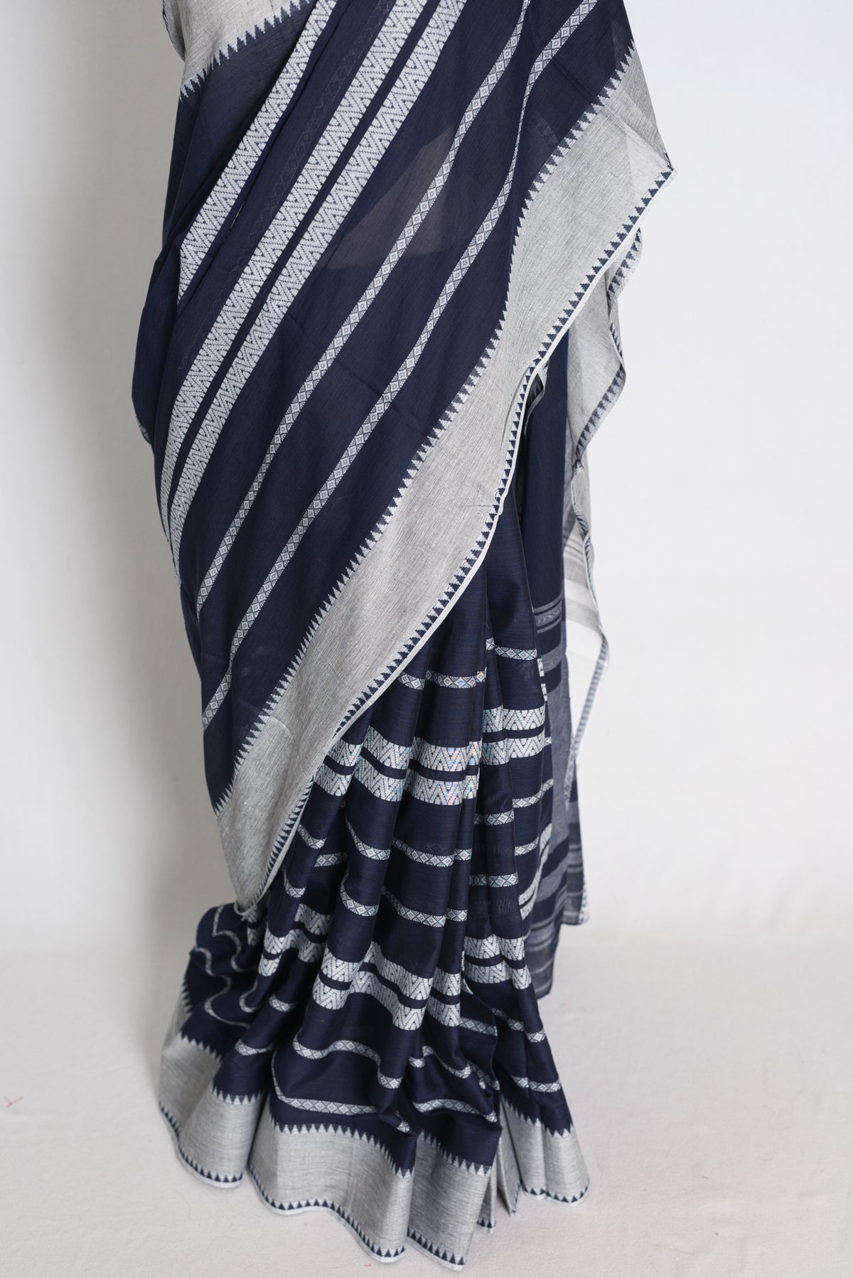 Dark Blue and Grey Dhaniakhali saree — pallu view