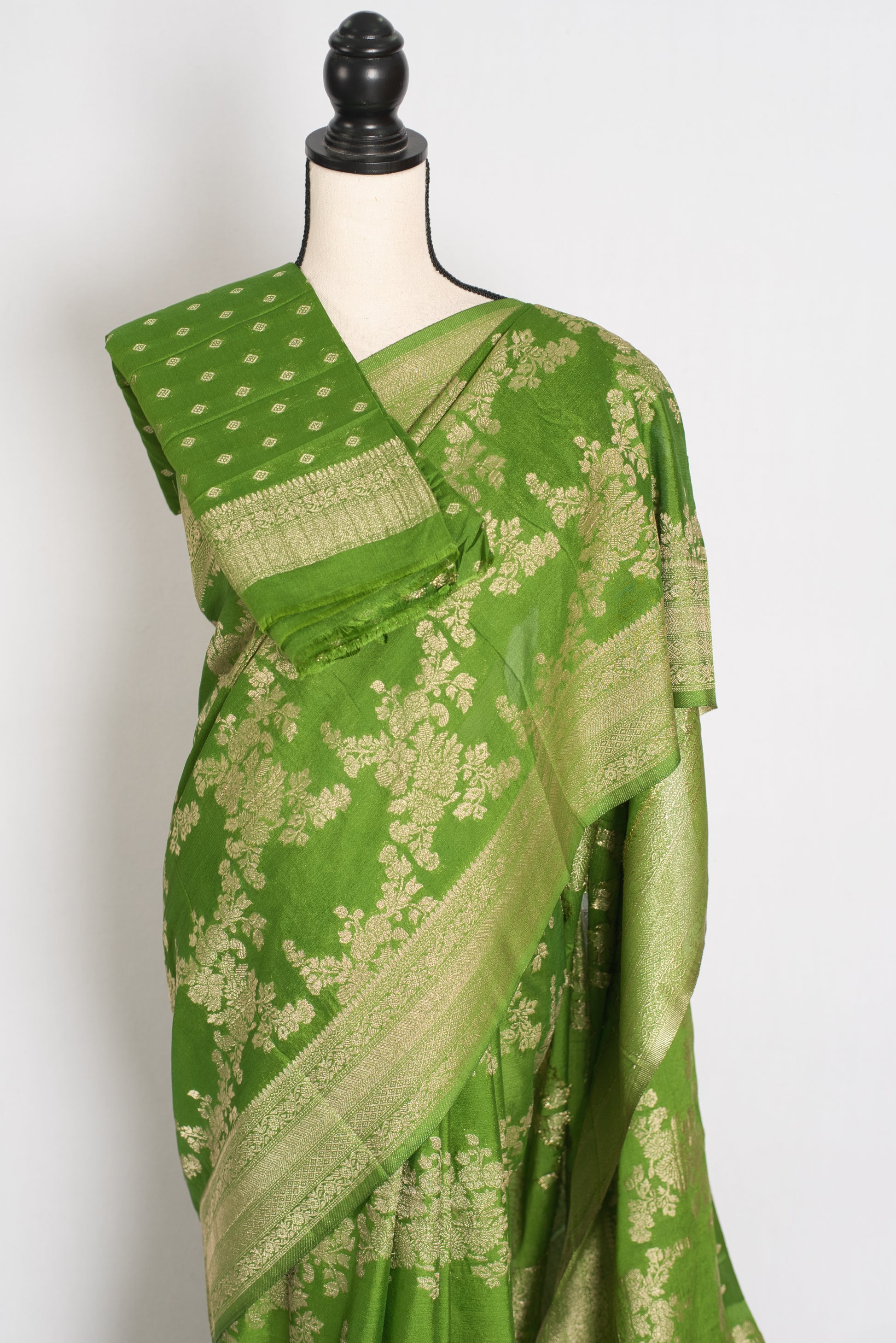 Rashmi:  Green & Gold Semi Crepe Georgette Banarasi Saree image 2