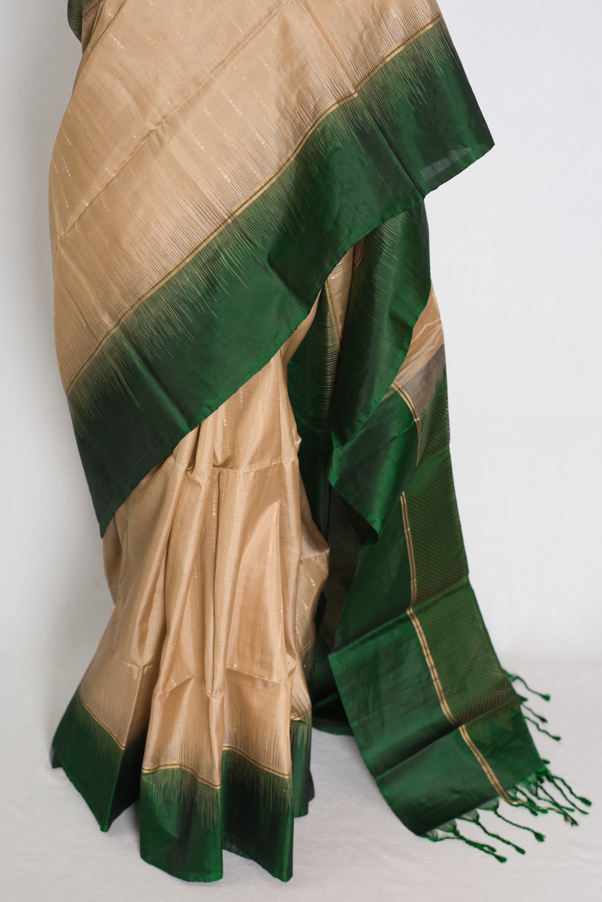 Mehuli : Clay Brown and Bottle Green Lightweight Kanjivaram Silk Saree image 6