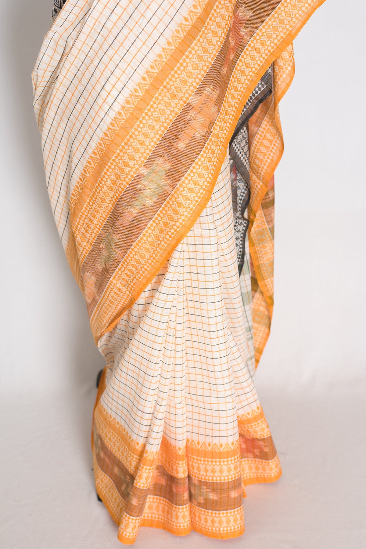 Mala: White Soft Cotton Dhaniakhali Saree with Ganga Jamuna Border image 5