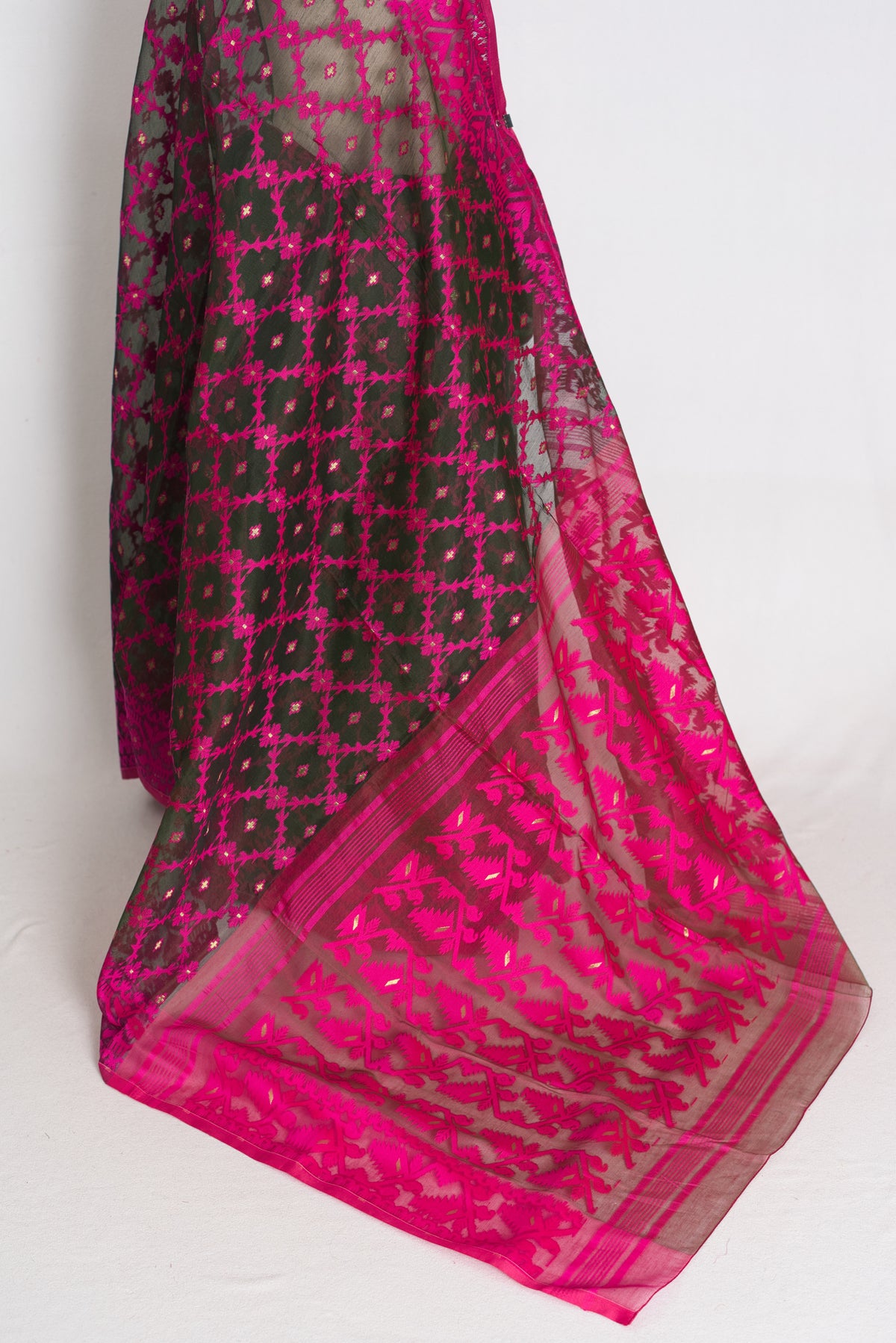 Leena : Dark Green and Rani Pink Soft Blended Cotton Jamdani Saree image 3