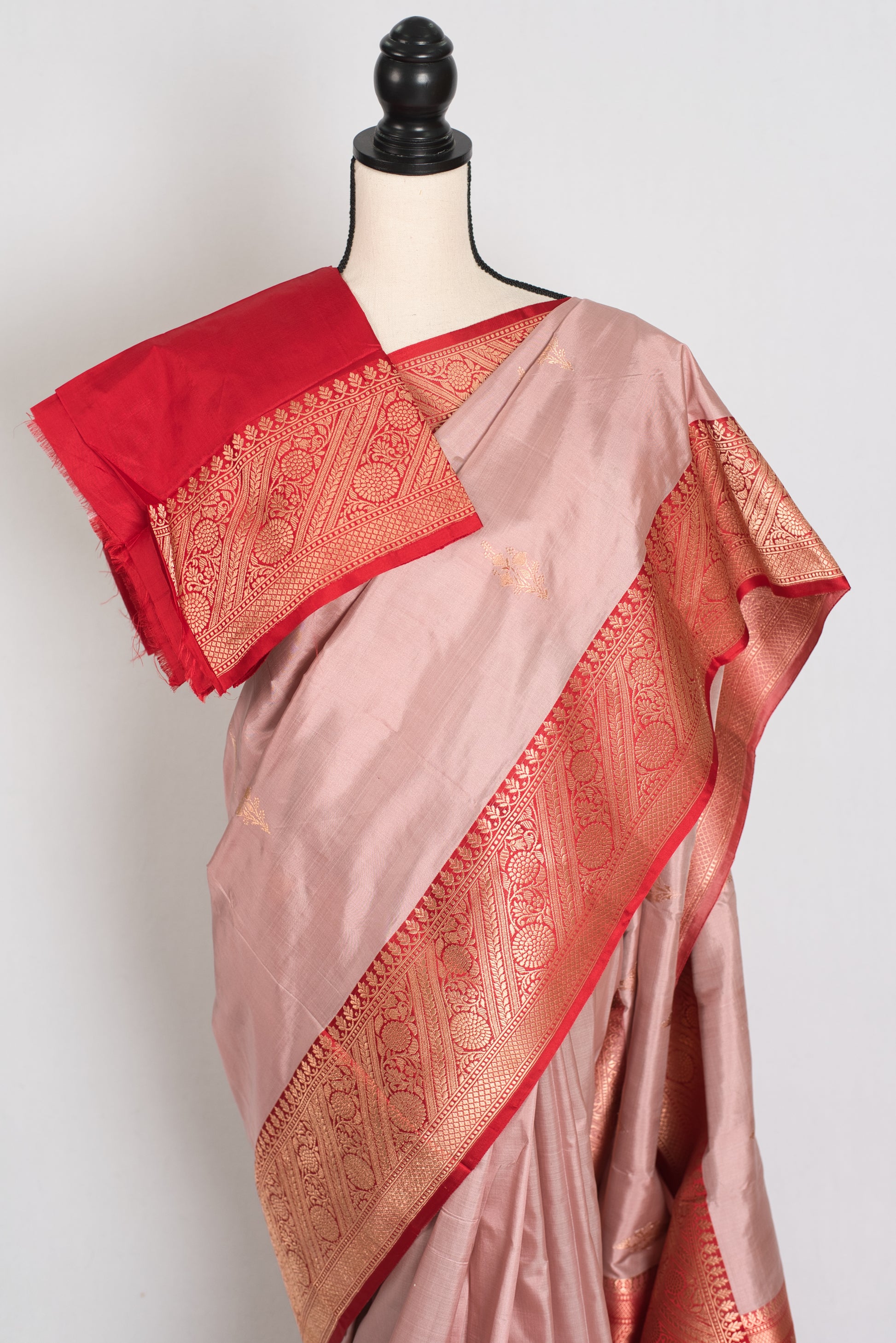 Bidisha : Certified Silk Banarasi Saree in English Mauve and Bright Red image 2