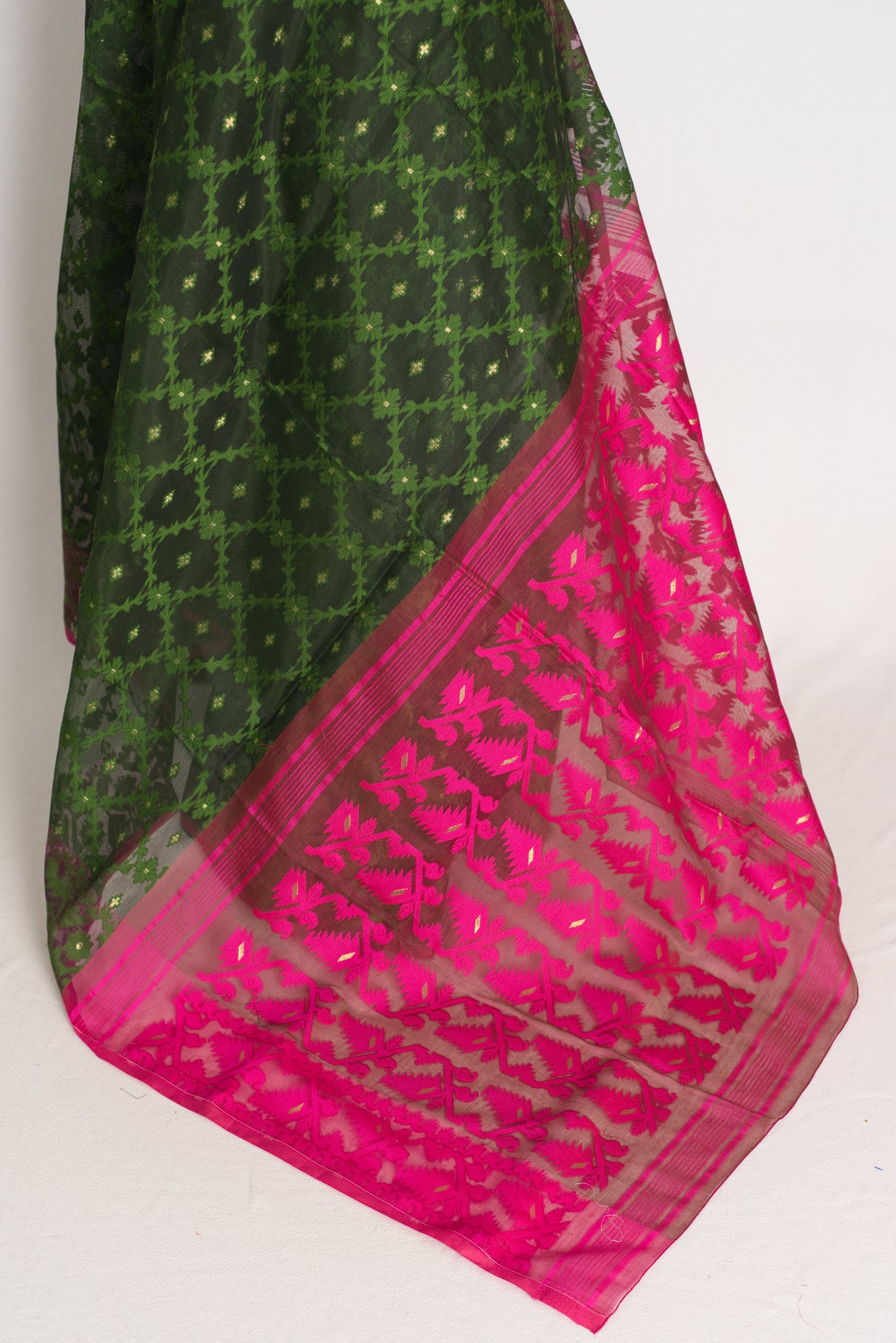 Tia : Bottle Green Soft Blended Cotton Jamdani Saree with Pink Selvage image 2