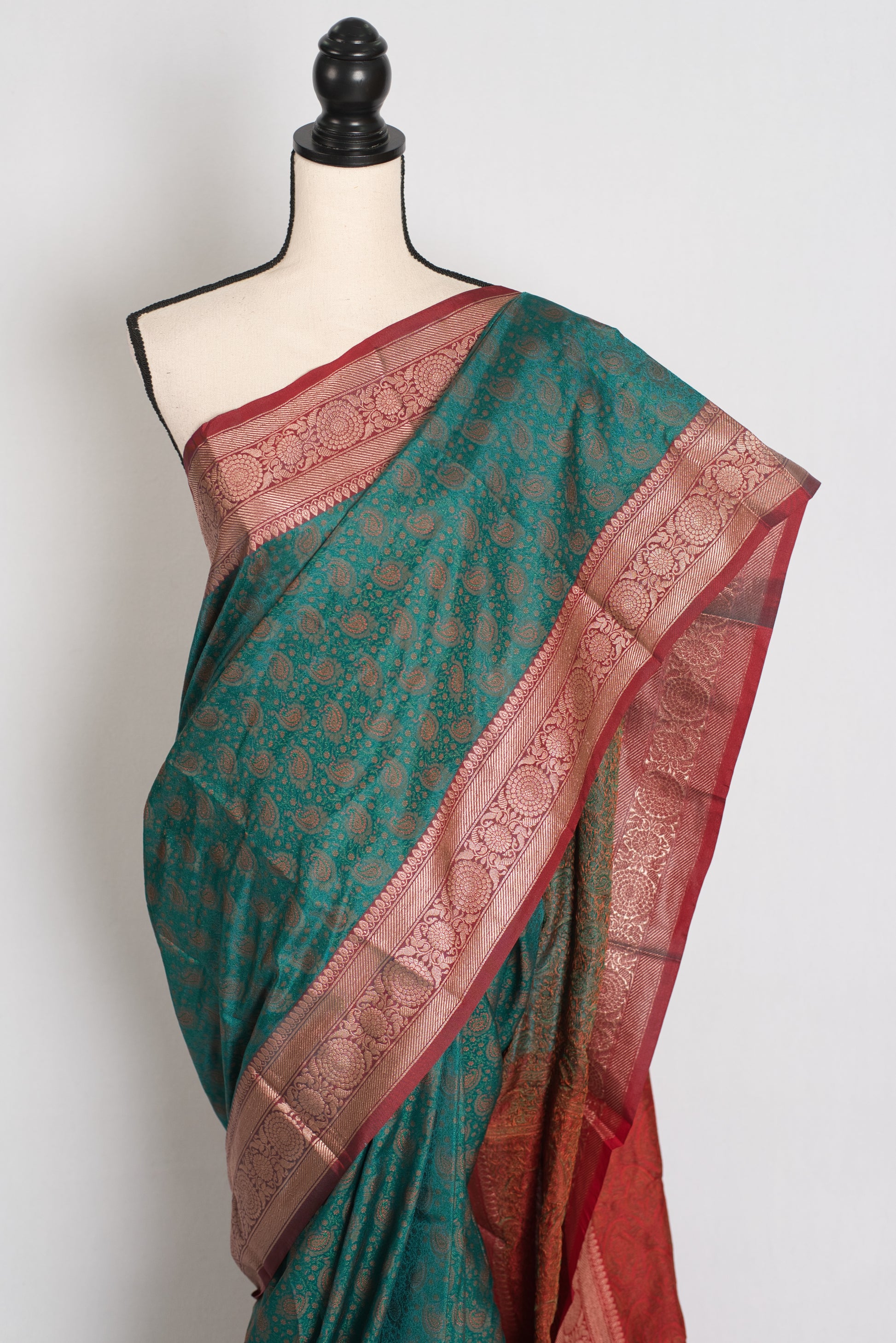 Barnali : Budget Friendly Green and Red Jamawar Banarasi Saree in Blended Silk image 5