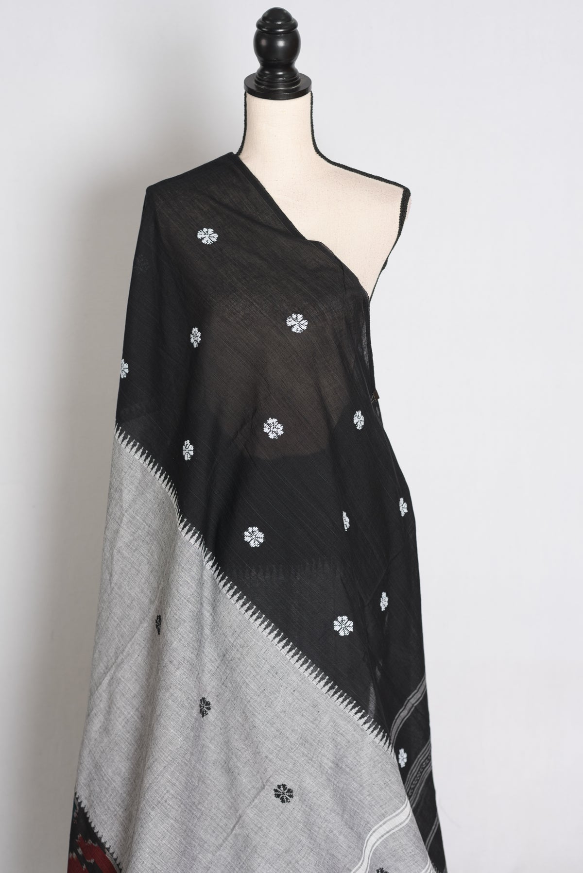 Grey and Black Dhaniakhali saree — border detail