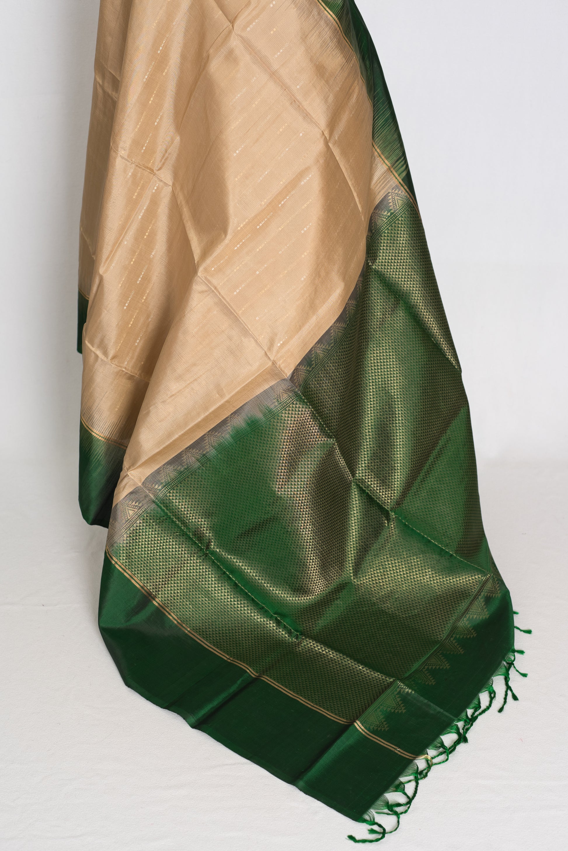 Mehuli : Clay Brown and Bottle Green Lightweight Kanjivaram Silk Saree image 4