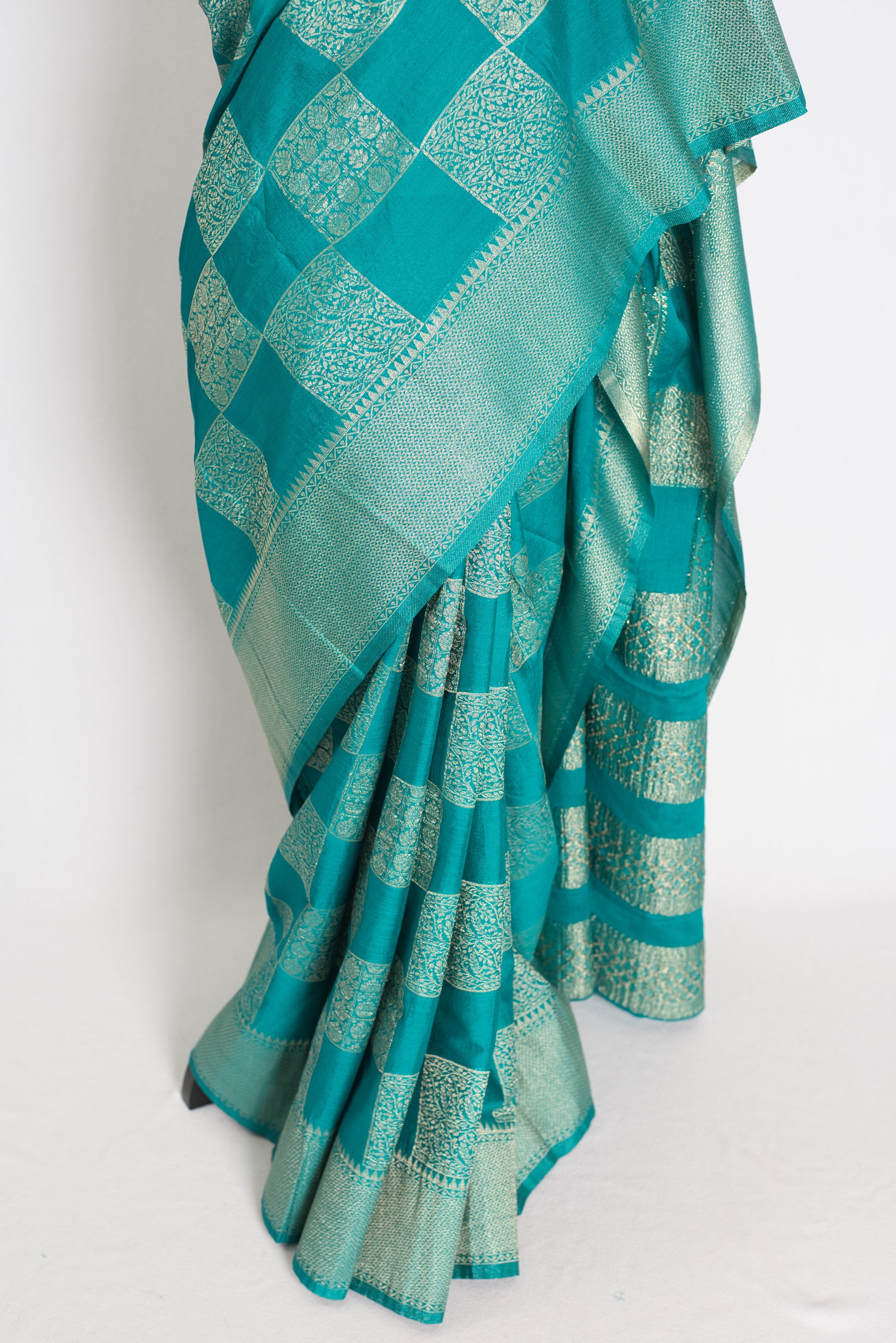 Rama : Green Semi Crepe Georgette Banarasi Saree with Designer Gold Zari Work image 5