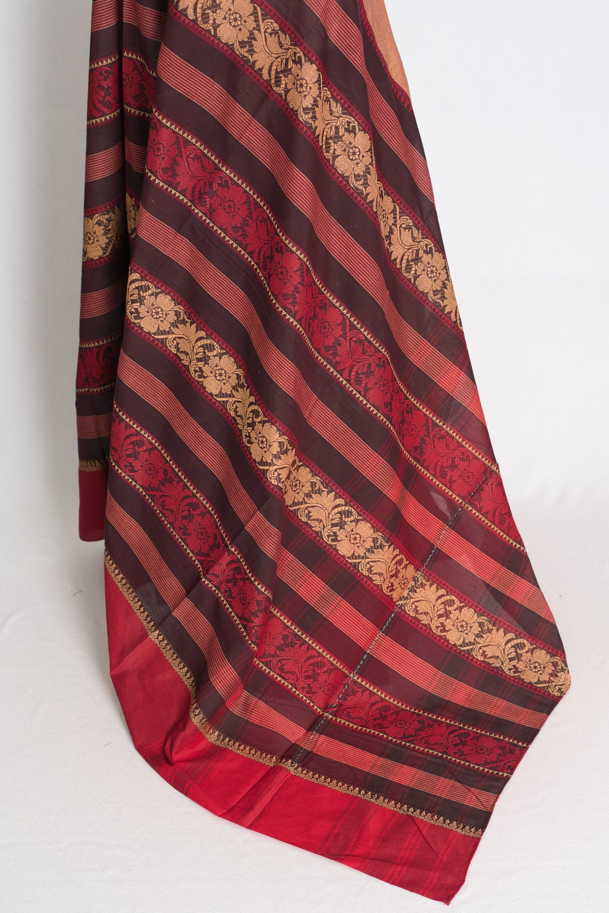 Maroon Dhaniakhali saree — border detail