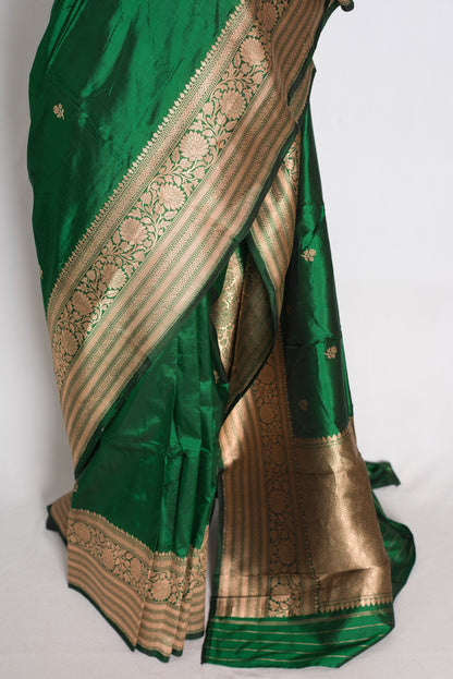 Farheen: Emerald Green and Gold Banarasi Mango Silk Saree with Blouse Piece image 6