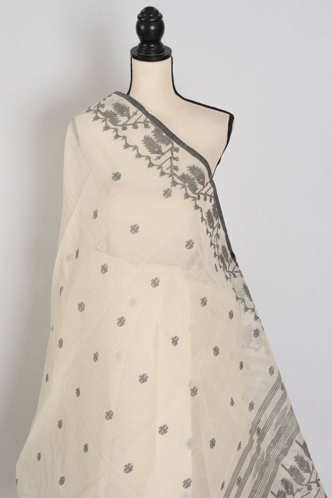 Medha: Off - White & Black Pure Bengal Handloom Cotton Jamdani Saree - Saree Mandi