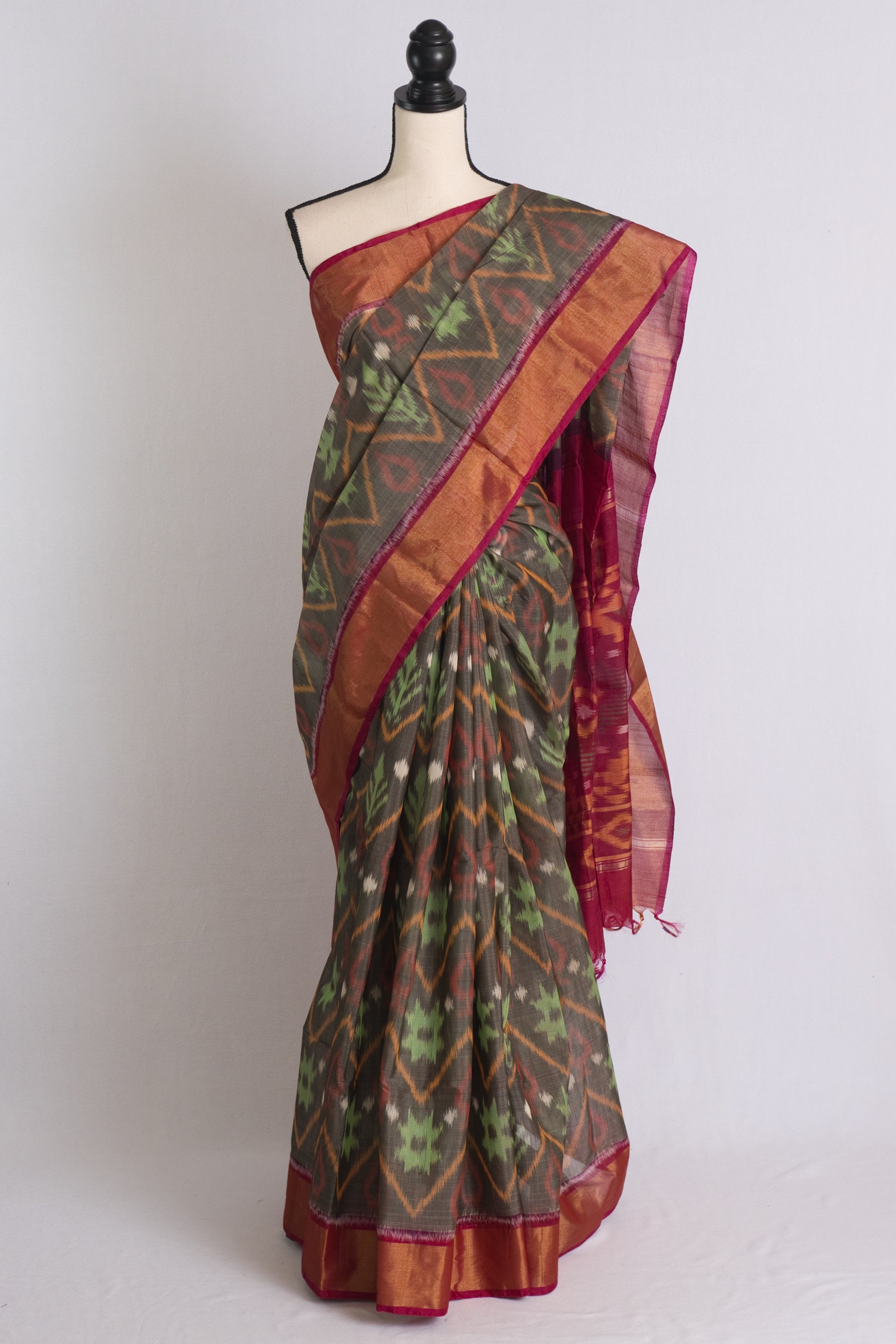 Cotton Silk Pochampally Ikkat Saree in Gray and Magenta.
