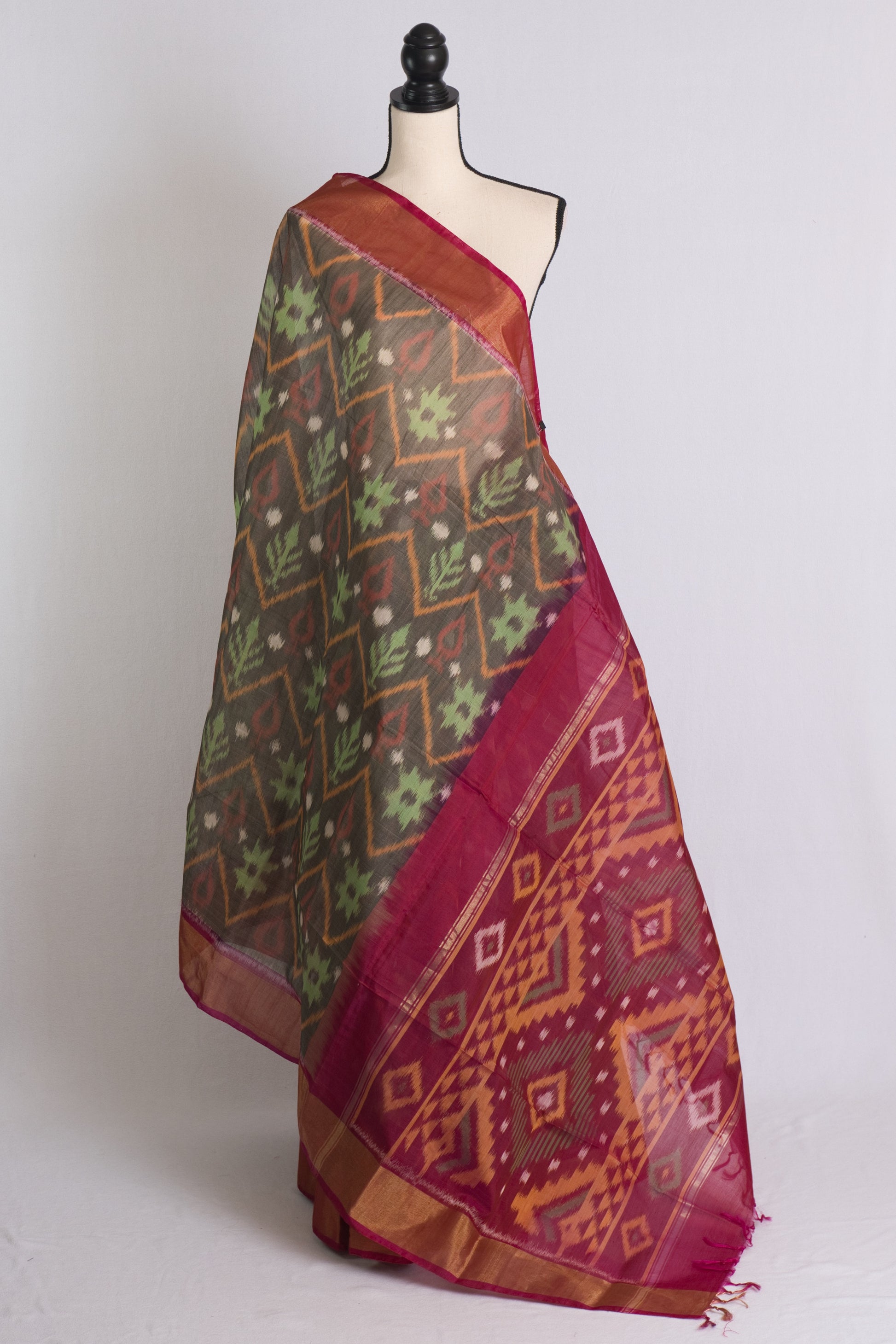 Cotton Silk Pochampally Ikkat Saree in Gray and Magenta.