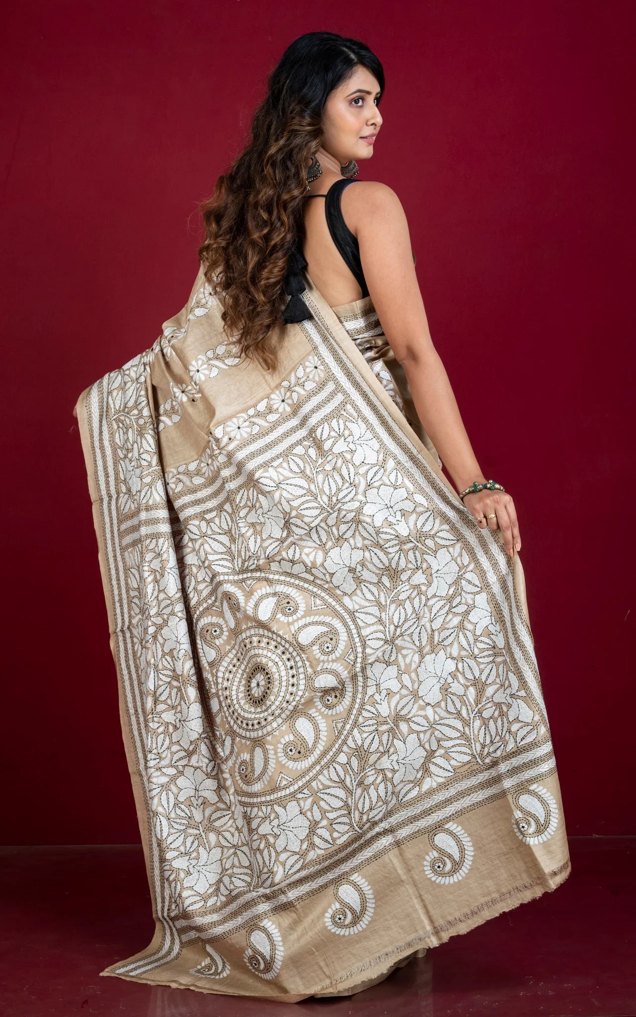 Pure Gachi Tussar Hand Embroidery Kantha Work Saree in Beige.